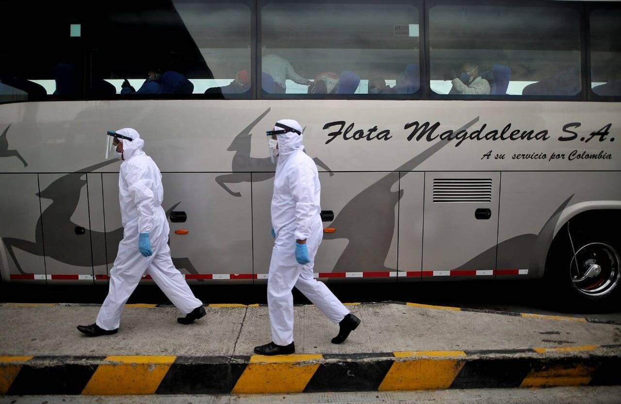 Personas de sanidad verifican que los buses y los viajeros cumplan con las medidas de prevención del coronavirus. Foto: Esteban Vega/SEMANA