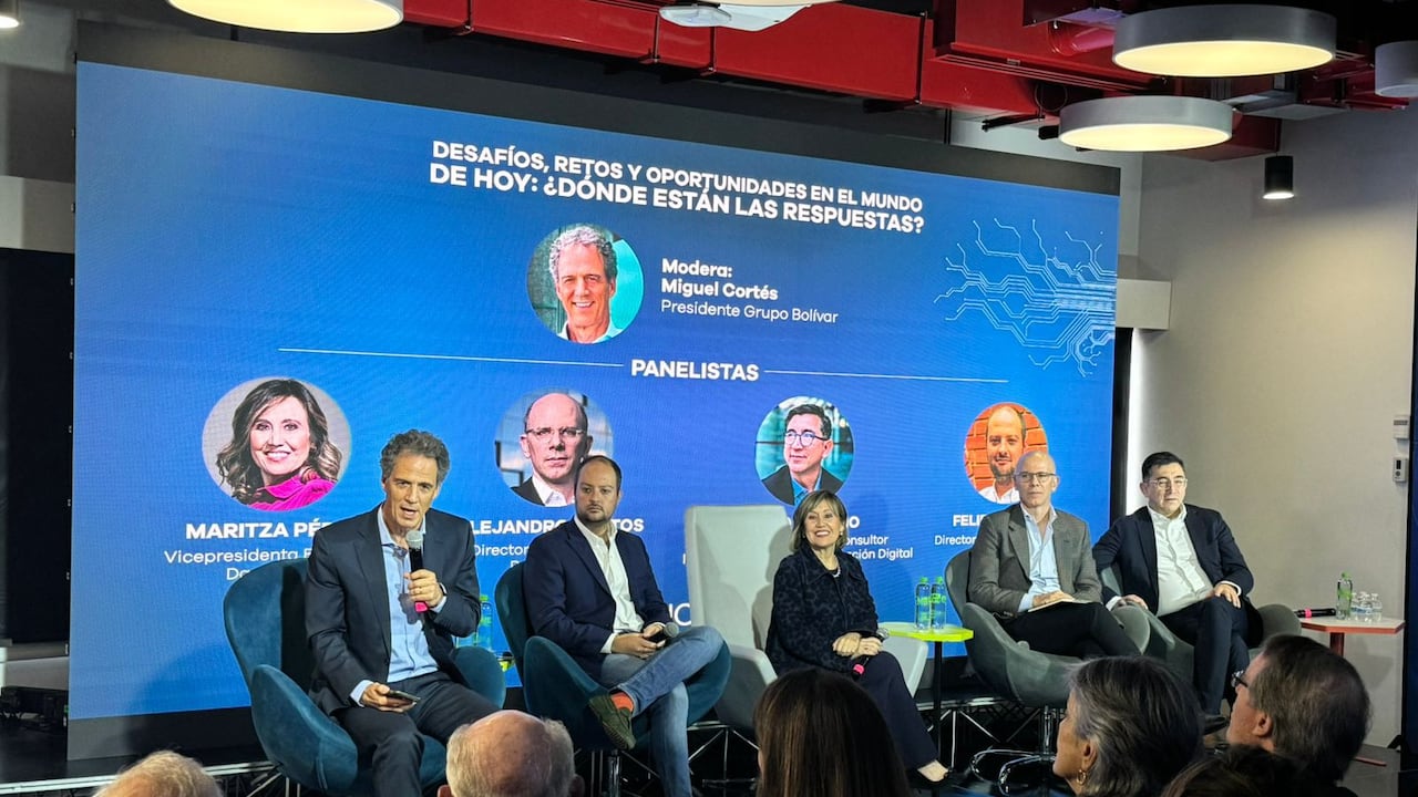 “ÚNICA” hoy se ha convertido en la primera Institución Universitaria bilingüe de Colombia enfocada en
temas de pedagogía y docencia, cuenta con una bolsa de empleo propia, sus estudiantes egresados
han logrado acceder a oportunidades laborales en el exterior y según el observatorio laboral del
Ministerio de Educación, lograron un 98.6 % de empleabilidad.