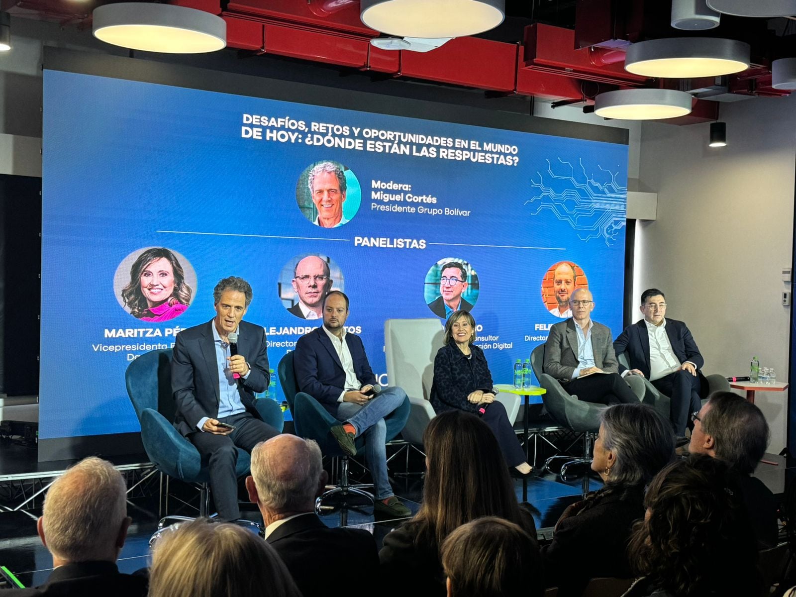“ÚNICA” hoy se ha convertido en la primera Institución Universitaria bilingüe de Colombia enfocada en
temas de pedagogía y docencia, cuenta con una bolsa de empleo propia, sus estudiantes egresados
han logrado acceder a oportunidades laborales en el exterior y según el observatorio laboral del
Ministerio de Educación, lograron un 98.6 % de empleabilidad.