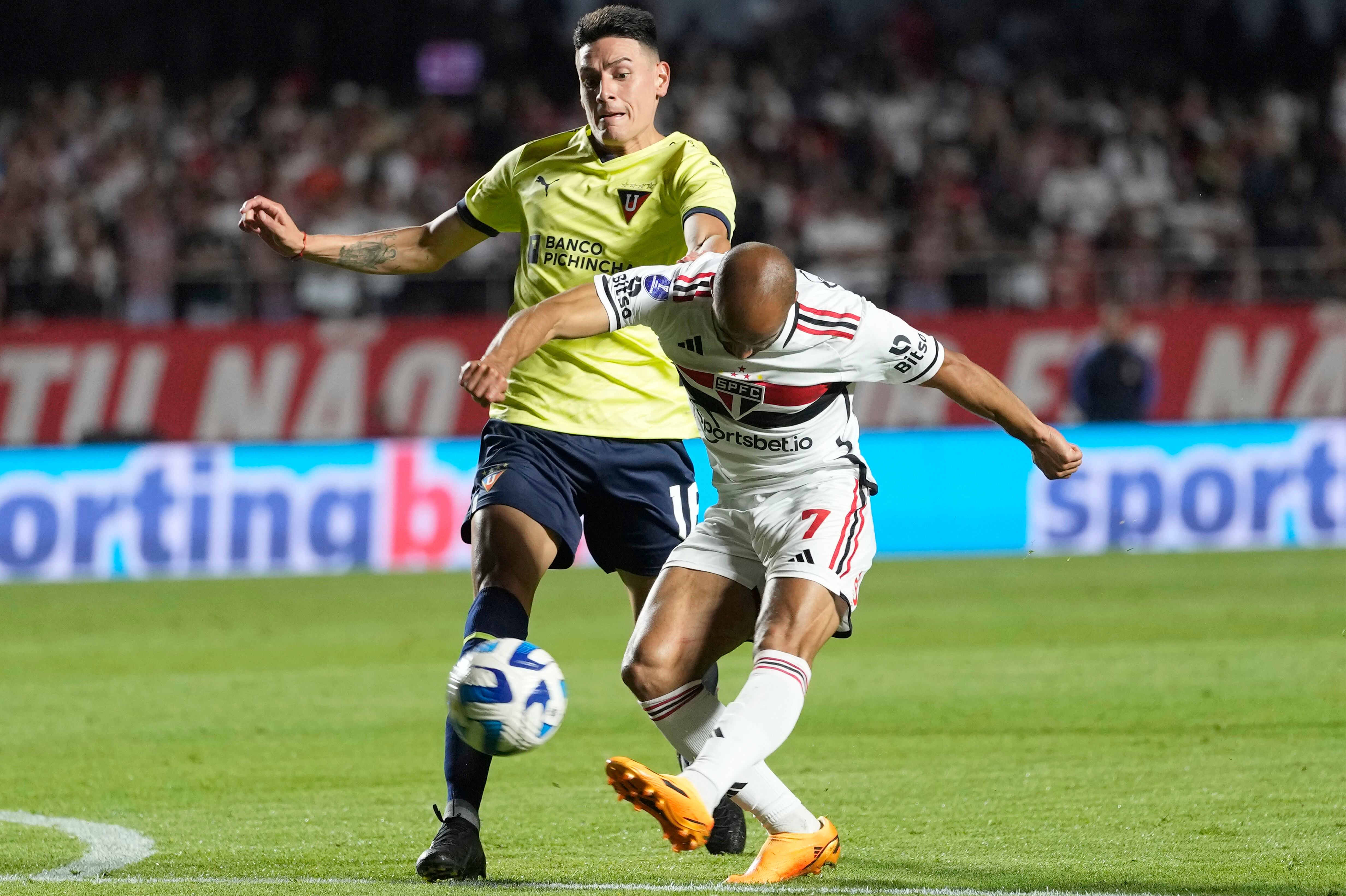 Lucas Moura rematando al arco.