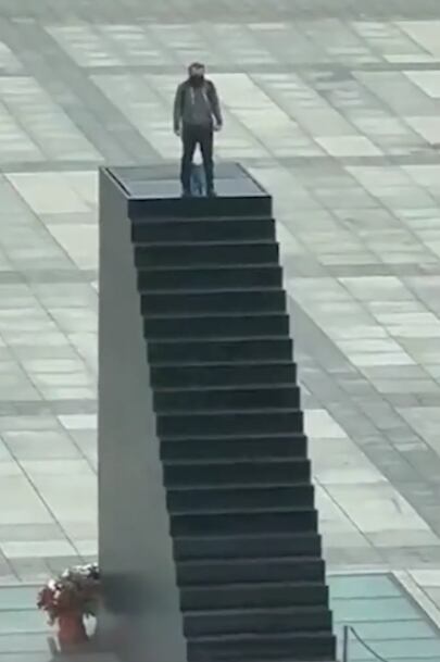 Un hombre amenaza con inmolarse en el centro de Varsovia, capital de Polonia.