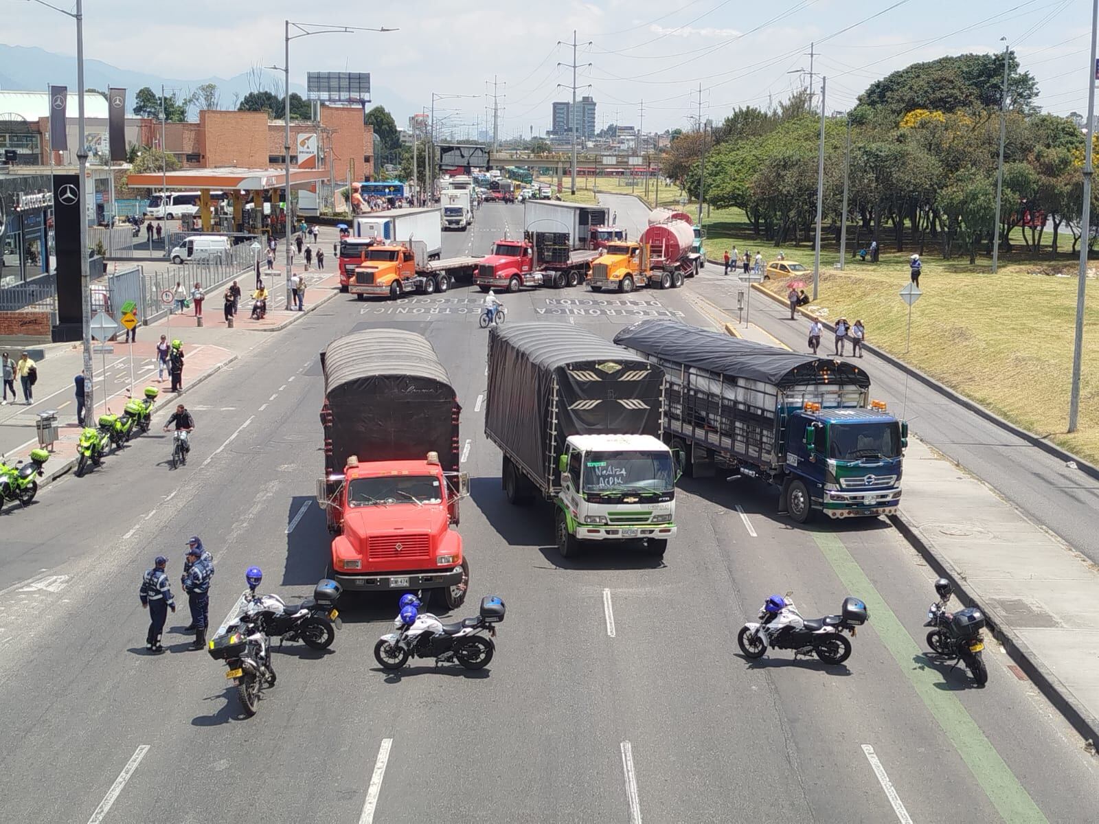 Paro de transportadores y camiones, en la autopista norte con 187