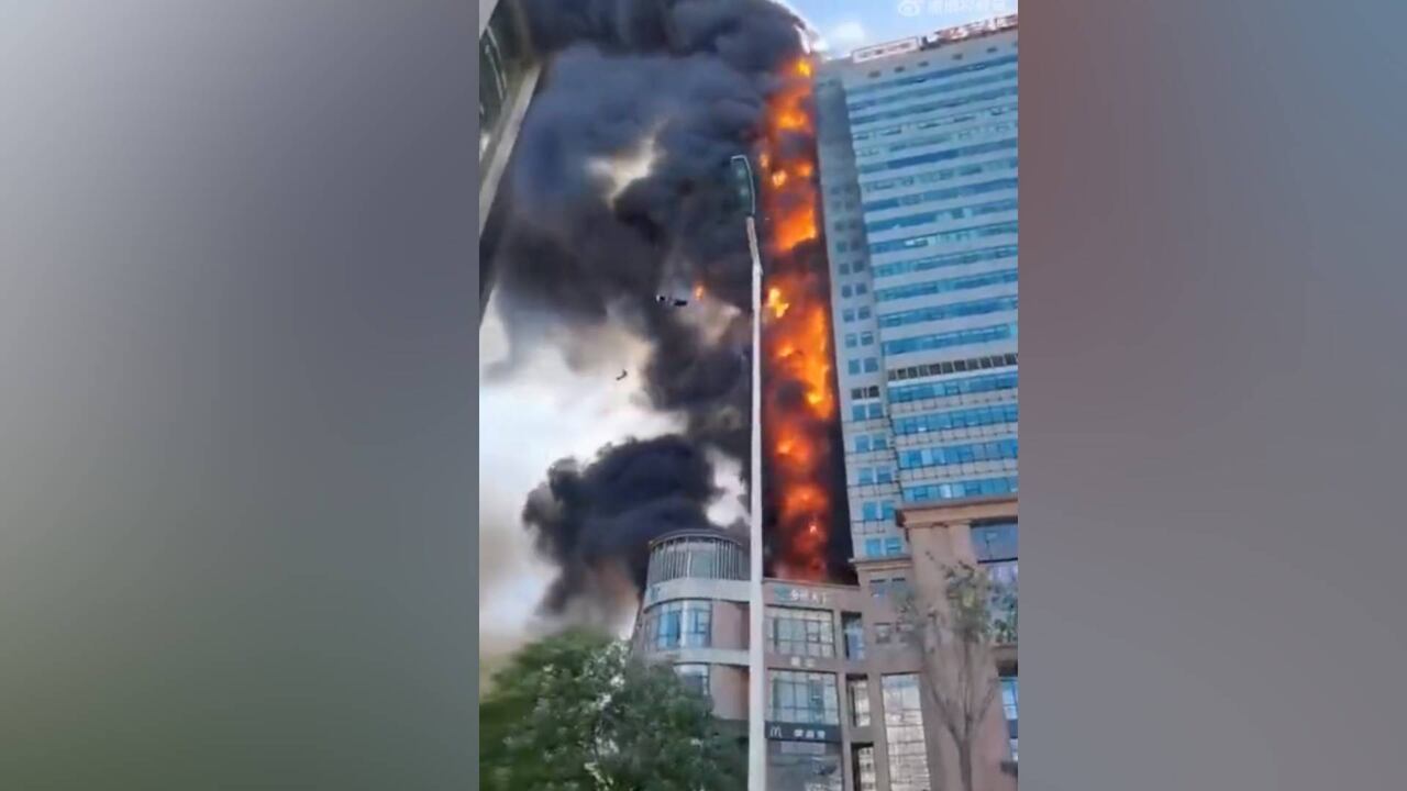 El incendio habría comenzado alrededor de las 2:20 de la tarde de este martes.