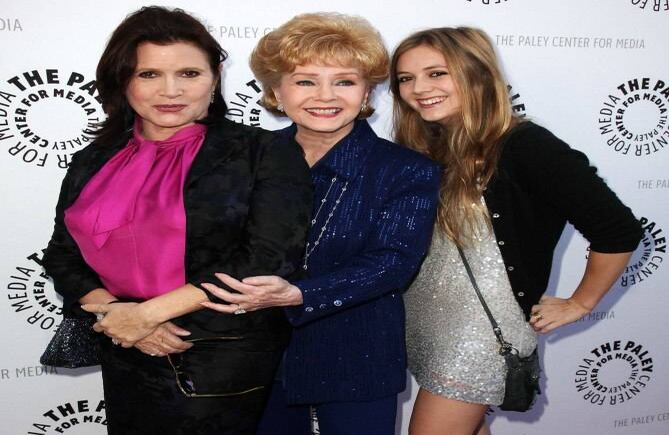 Carrie Fisher, Debbie Reynolds y Billie Lourd (hija de Carrie Fihser). Foto. AP