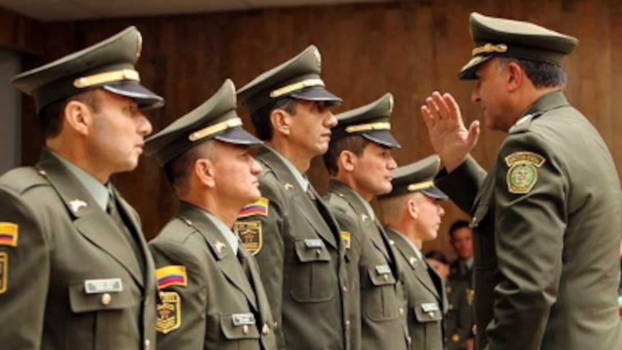 El general Óscar Naranjo se reunió con los seis policias liberados.