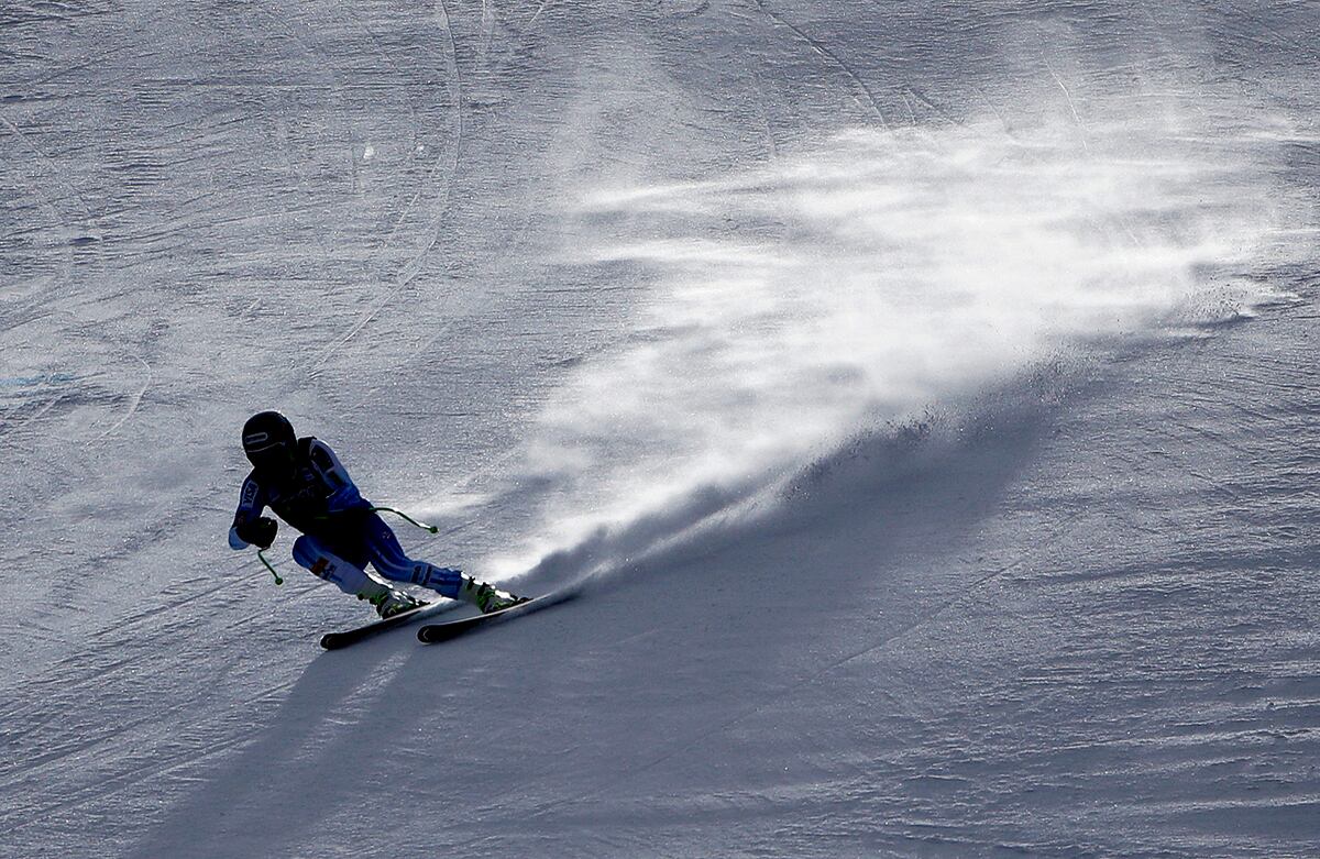 El estadounidense Ted Ligety desciende por la montaña durante la ronda de práctica de la Copa del Mundo de esquí alpino en Colorado, EE. UU. (AP)