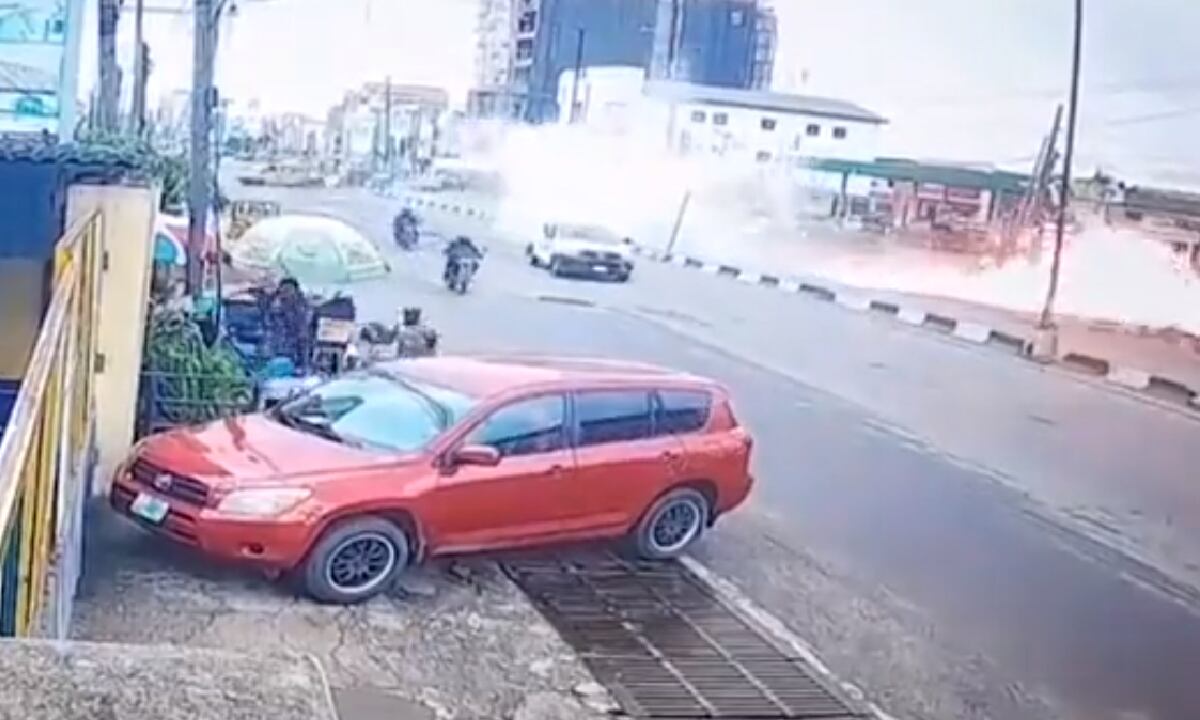 Avión se estrelló contra concurrida calle en Nigeria cuando intentó aterrizar de emergencia.