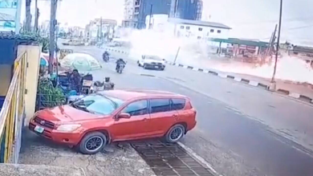 Avión se estrelló contra concurrida calle en Nigeria cuando intentó aterrizar de emergencia.