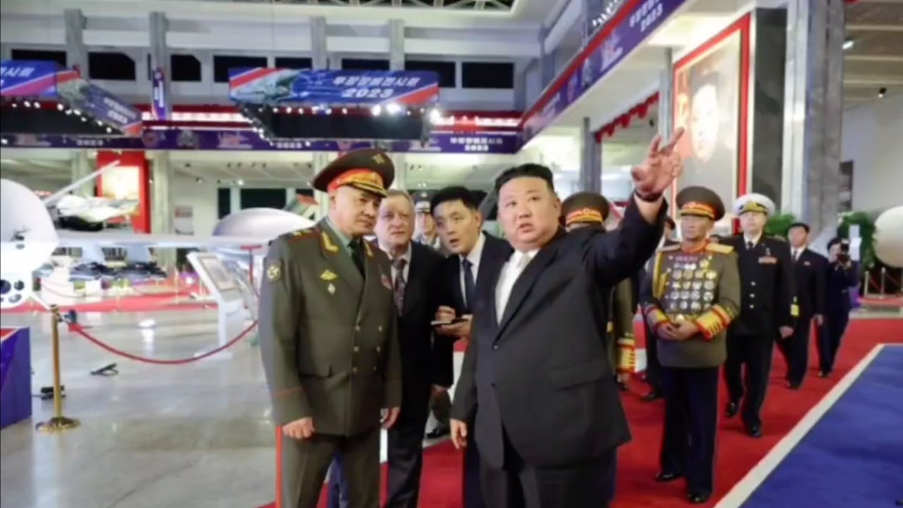 La población trabaja en condiciones deleznables para sostener los privilegios del Kim Jong-un (derecha), le dijo un desertor a la ONU.