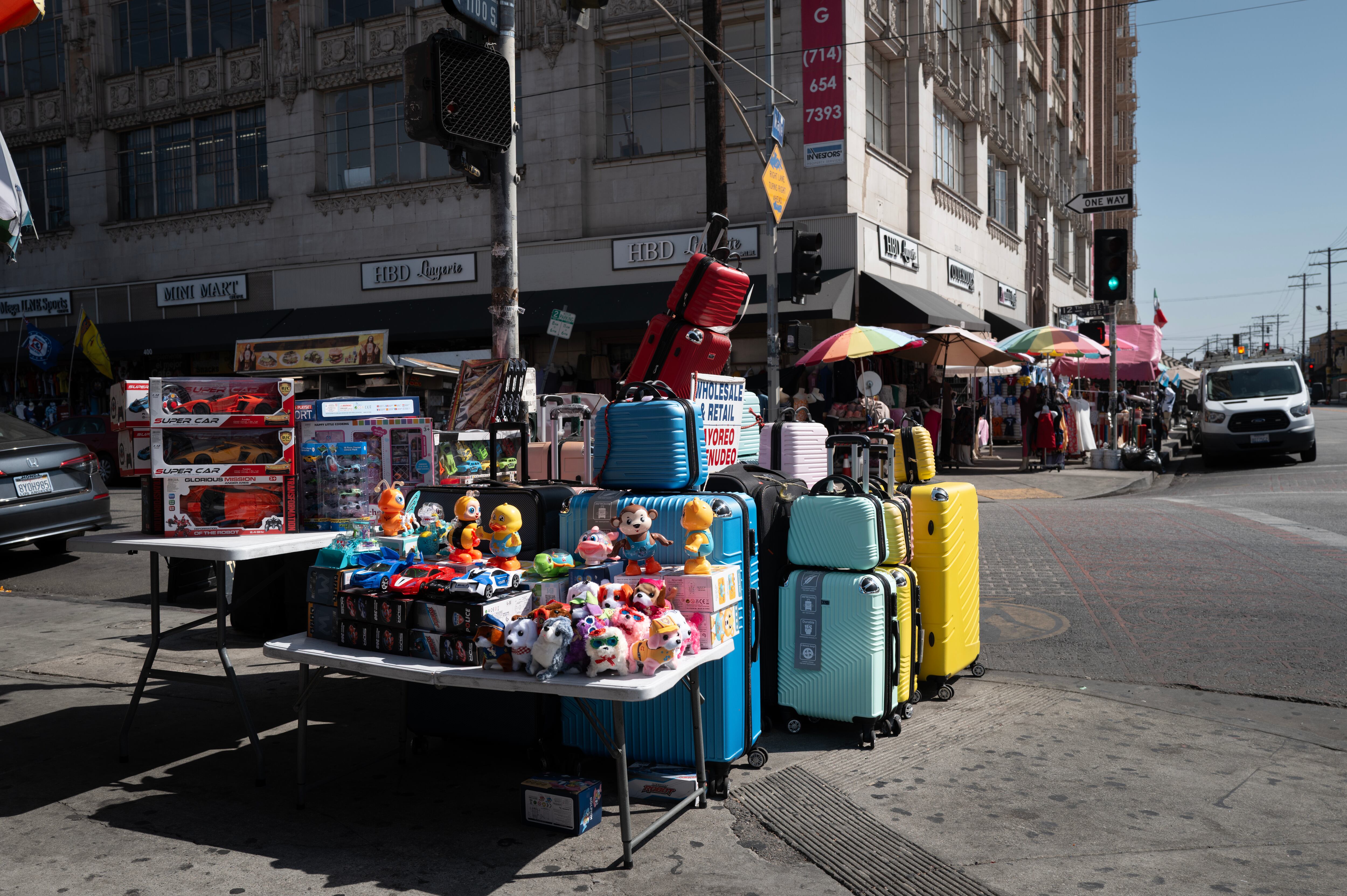 El temor a las redadas de ICE y las recientes protestas violentas en la zona han afectado el negocio, alejando a los compradores de la zona conocida por sus productos electrónicos a precios bajos, ropa barata y una gran selección de vestidos de quinceañera.