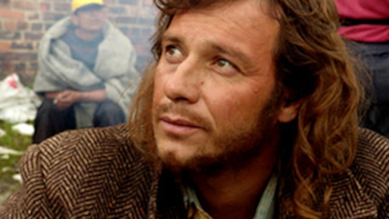 Un joven político llamado Miguel (Luis Fernando Bohórquez) trata de recuperar su memoria mientras convive con un grupo de habitantes de la calle