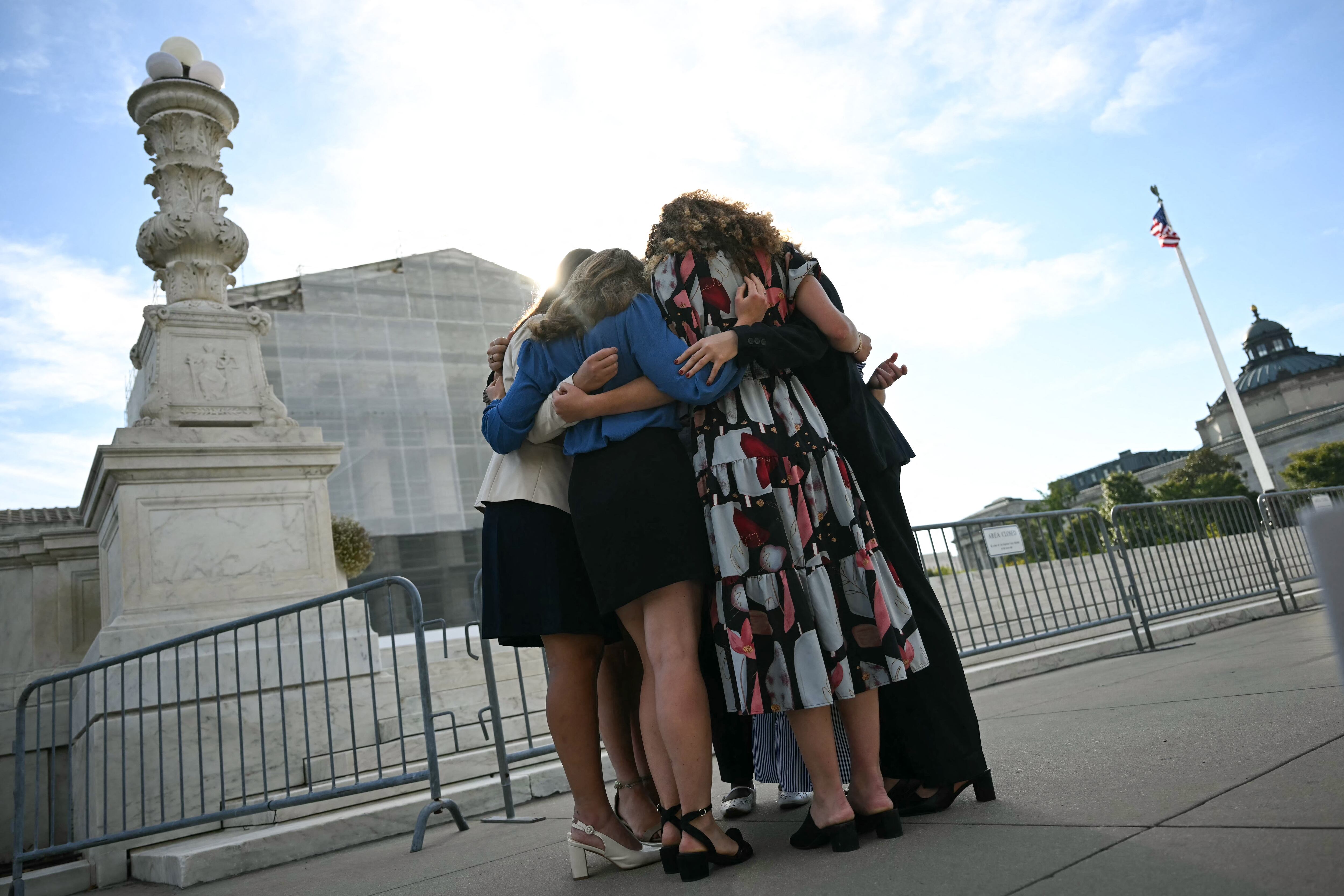 Miembros del grupo "Concerned Women for America" (Mujeres Preocupadas por América) oran frente a la Corte Suprema de Estados Unidos mientras la Corte escucha los argumentos orales en Chiles contra Salazar, un caso histórico sobre la "terapia de conversión", el 7 de octubre de 2025, en Washington, D.C.
