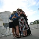 Miembros del grupo "Concerned Women for America" (Mujeres Preocupadas por América) oran frente a la Corte Suprema de Estados Unidos mientras la Corte escucha los argumentos orales en Chiles contra Salazar, un caso histórico sobre la "terapia de conversión", el 7 de octubre de 2025, en Washington, D.C.