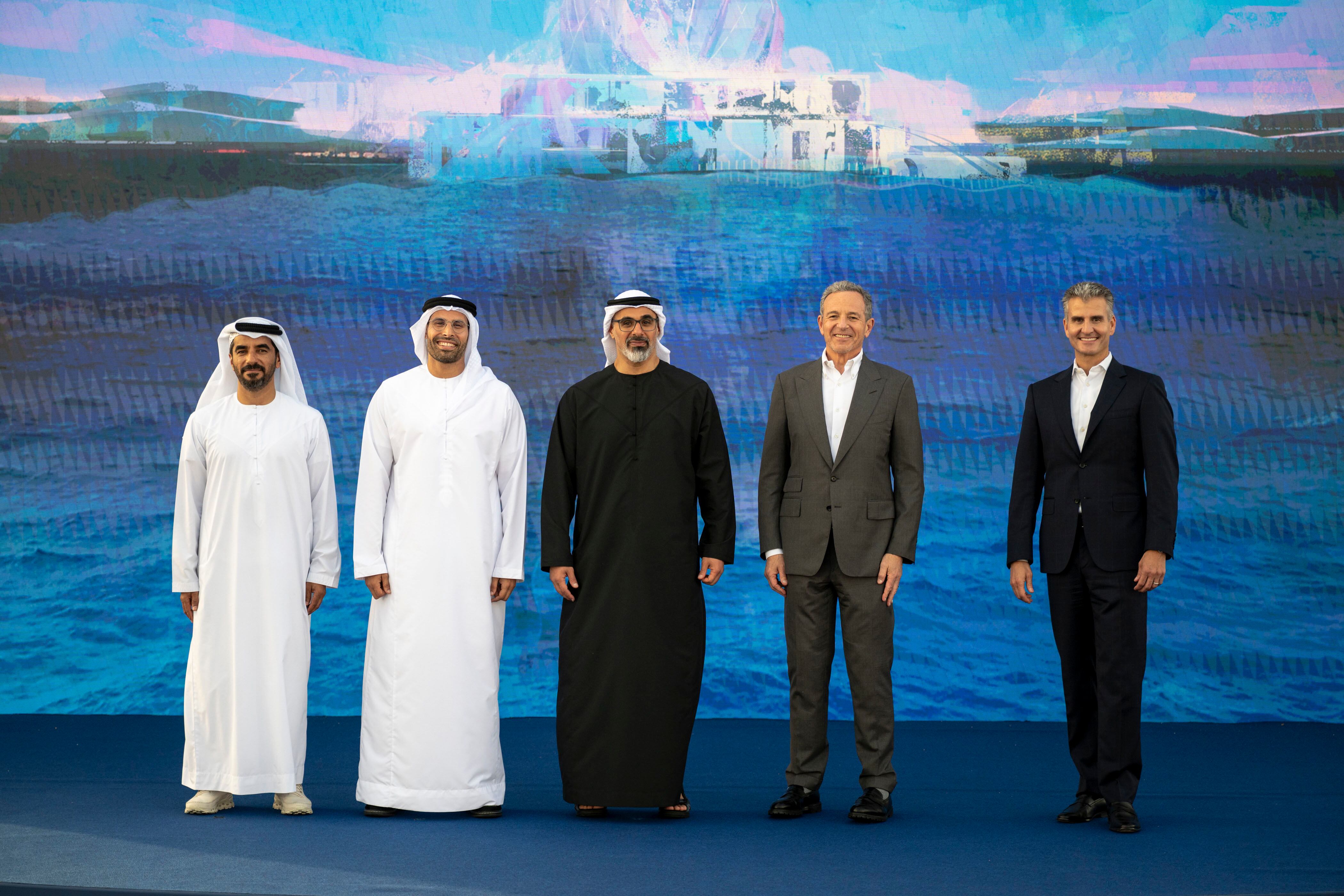 En la foto, de izquierda a derecha, Mohamed Abdalla Al Zaabi, director ejecutivo de Miral, Mohamed Khalifa Al Mubarak, presidente de Miral, El Jeque Khaled bin Mohamed bin Zayed Al Nahyan, príncipe heredero de Abu Dhabi, Robert A. Iger, director ejecutivo de Walt Disney Company, Josh D’Amaro, presidente de Disney Experiences