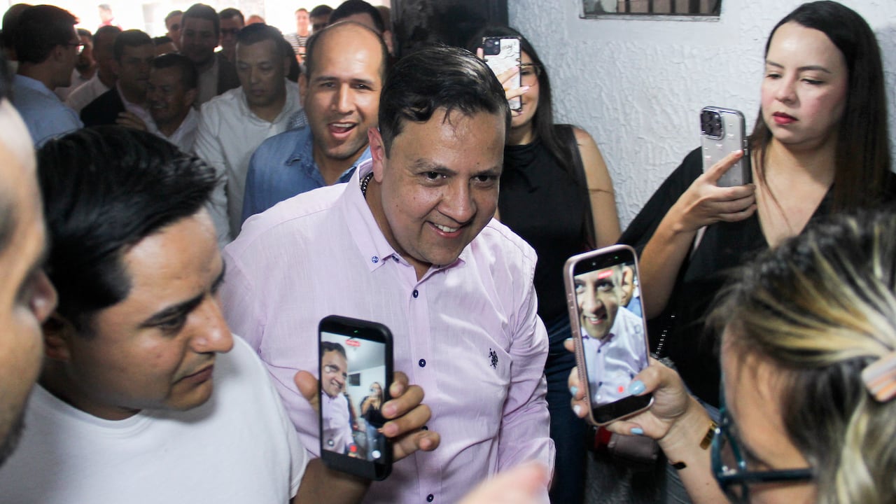 El activista político venezolano Javier Tarazona saluda a sus simpatizantes tras su liberación de prisión en San Cristóbal, estado de Táchira, Venezuela, el 23 de febrero de 2026. (Photo by JOHNNY PARRA / AFP)