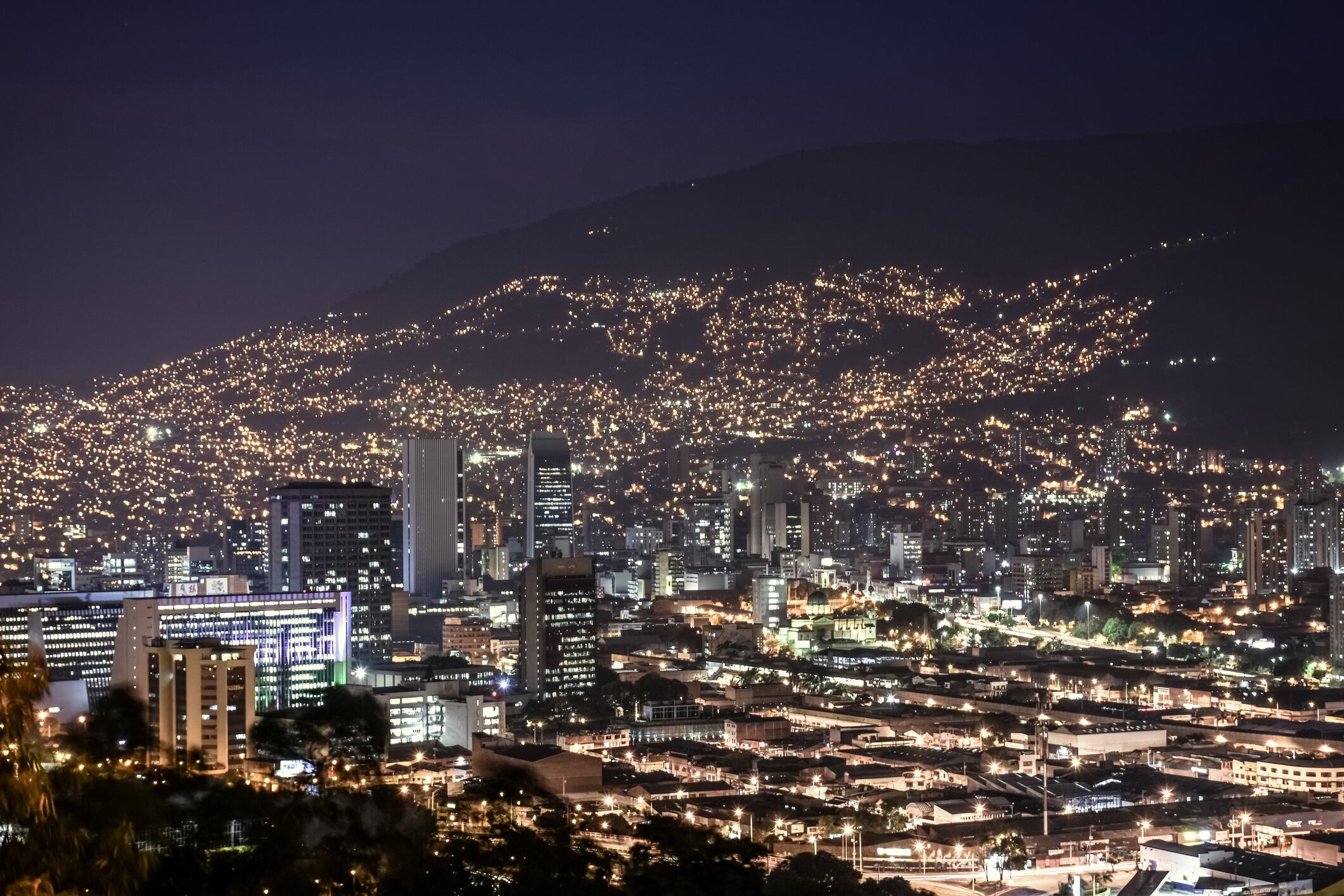 Panorámica de Medellín de noche.