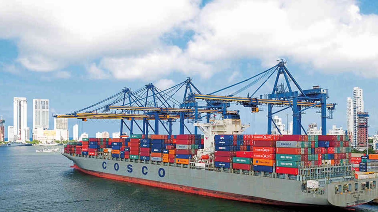 Un buque de la línea naviera china, Cosco, en el Puerto de Cartagena.