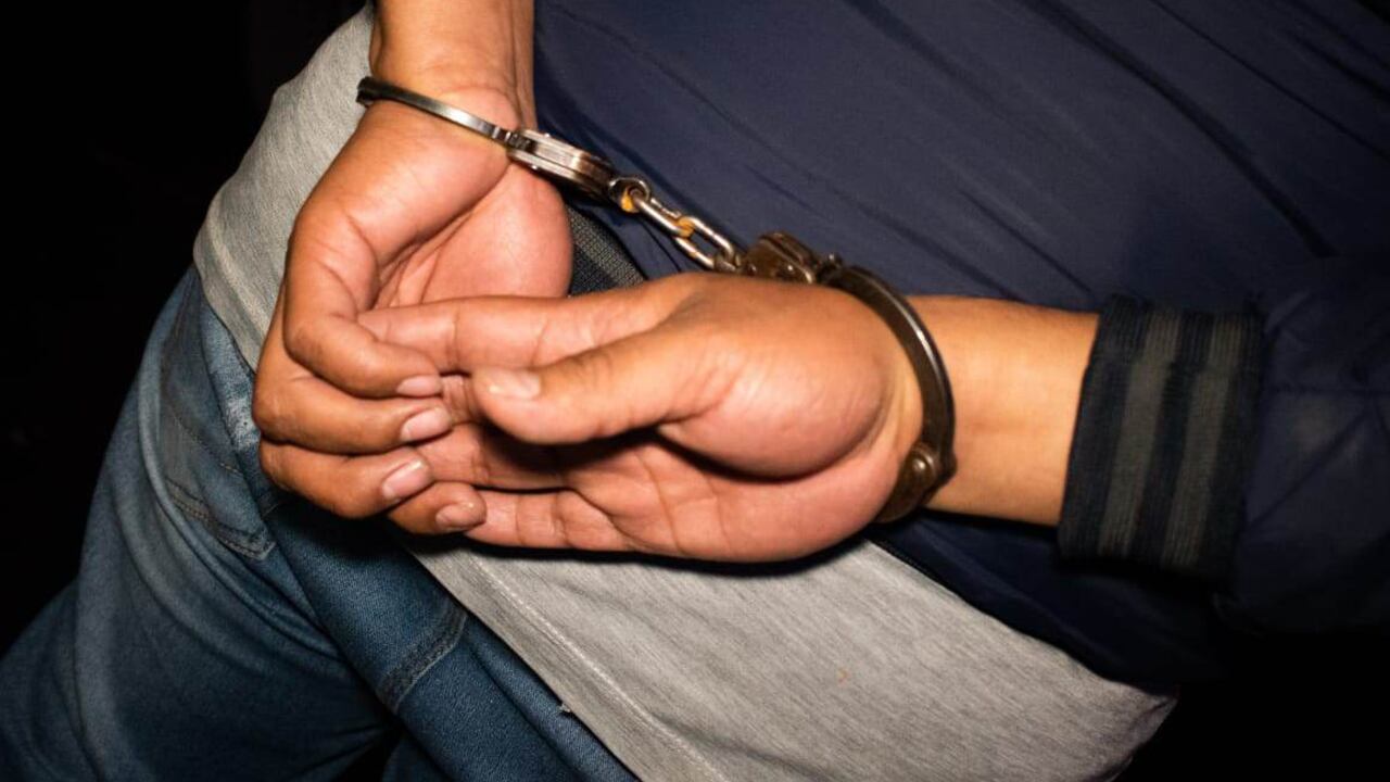 Las autoridades capturaron a dos personas por corrupción de alimentos