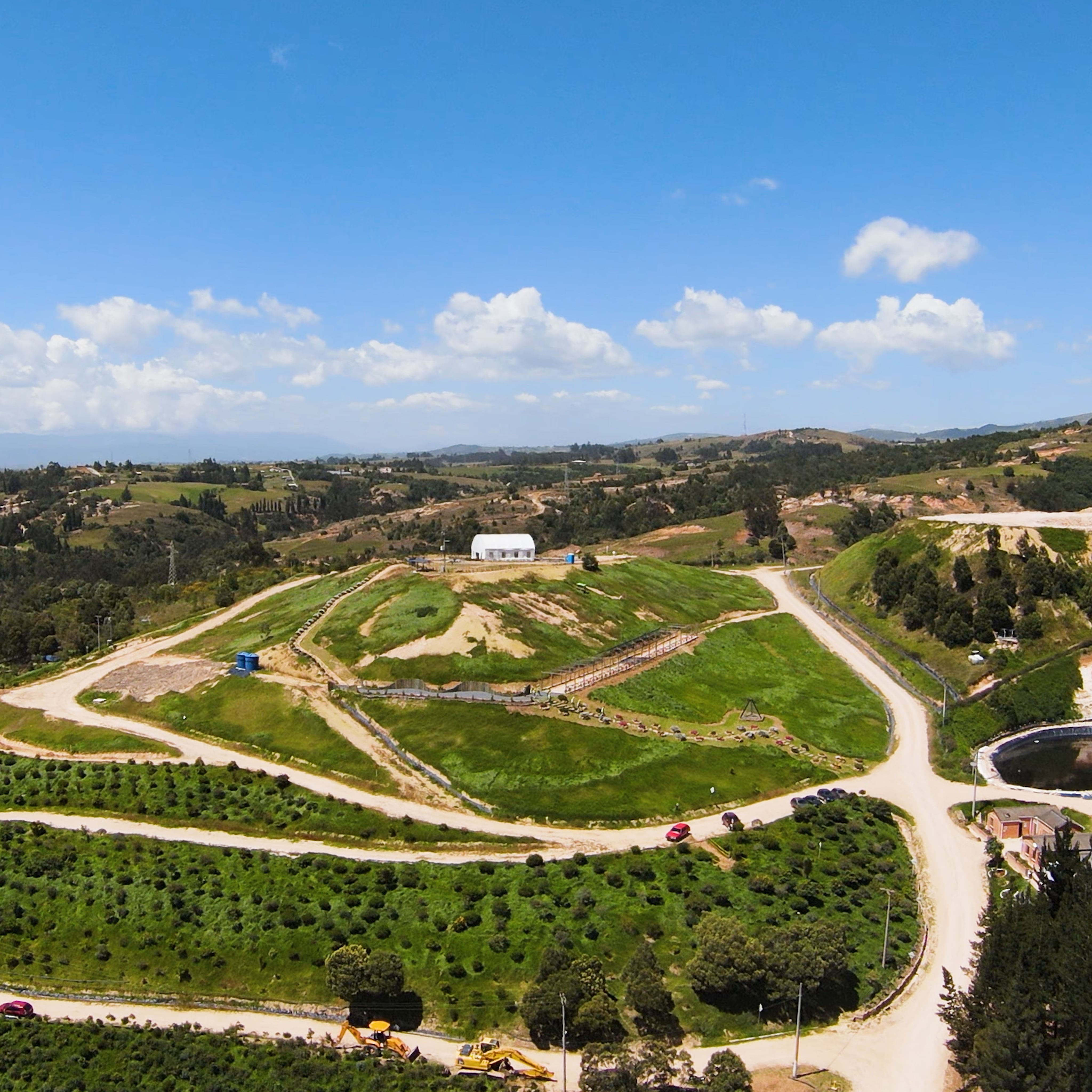 Urbaser ha intervenido las zonas clausuradas de residuos con el mejoramiento paisajístico que incluye la plantación de árboles nativos, senderos ecológicos y pérgolas naturales.