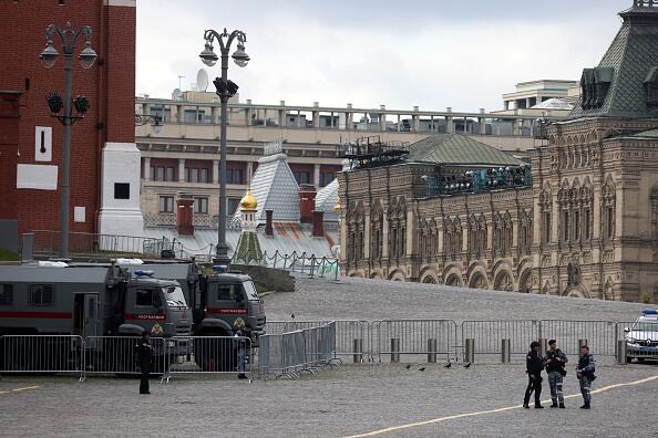 Oficiales de la Policía rusa y del Servicio de la Guardia Nacional caminan por el Kremlin, 24 de junio de 2023 en Moscú, Rusia.