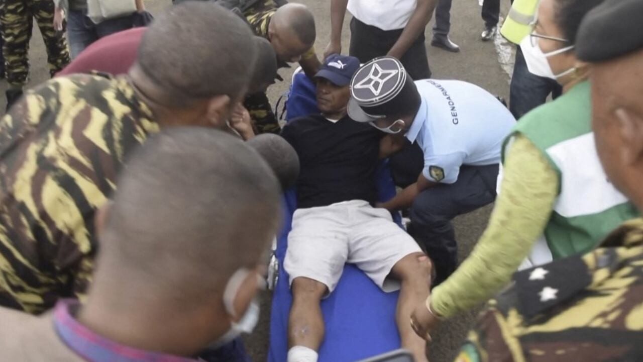 Serge Gelle, secretario de Estado de la Policía de Madagascar, en el momento de ser rescatado tras nadar durante varias horas en el mar.