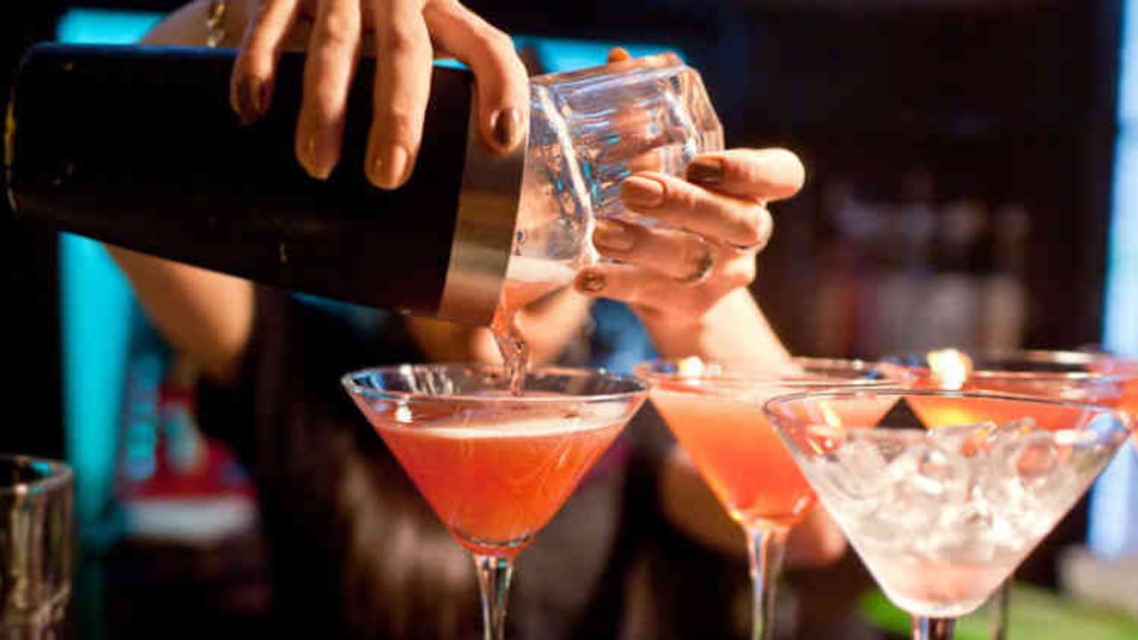 1. Alcohol: la mayoría de cerveza o de vino soportan bien los momentos de crisis. Las bebidas más costosas tienden a sufrir, pero los licores de precio medio se mantienen. Las personas no dejan un hábito verdadero solo la mala situación. Simplemente se adaptan, si les gusta de verdad, seguirán viendo fútbol con una cerveza fría.