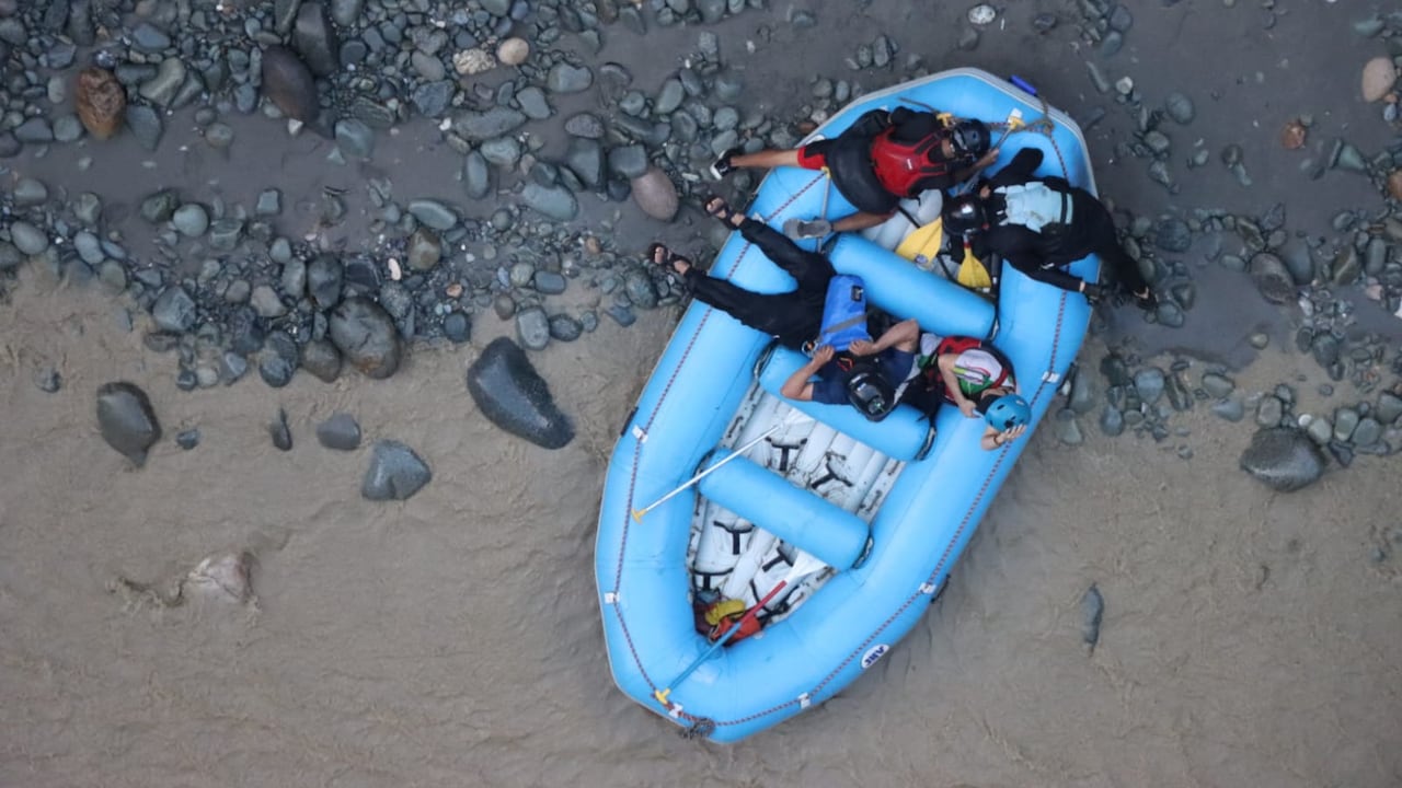 Tragedia en el cañón del río Güejar cobra cuatro vidas. Dos personas fueron rescatadas con vida por la FAC.