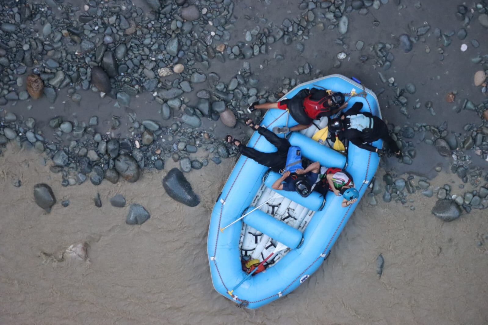 Tragedia en el cañón del río Güejar cobra cuatro vidas. Dos personas fueron rescatadas con vida por la FAC.