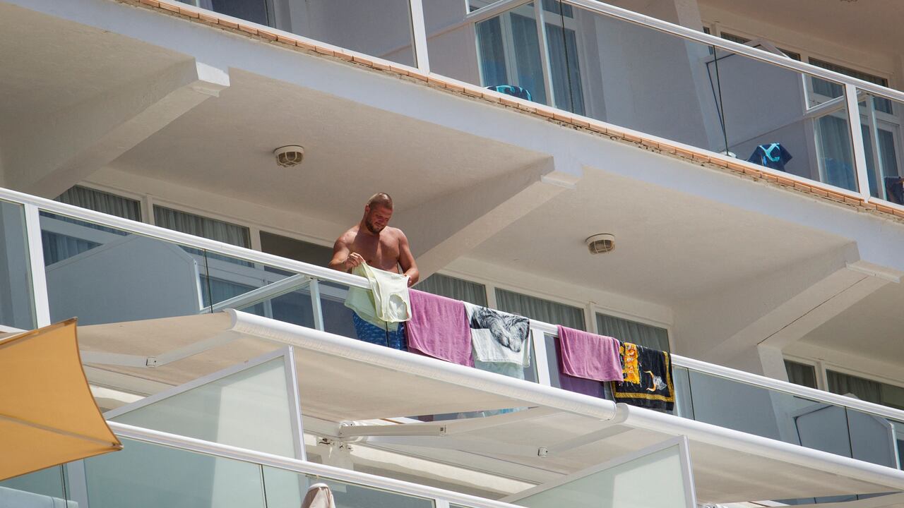 Uno de los jóvenes mientras pasa la cuarentena.