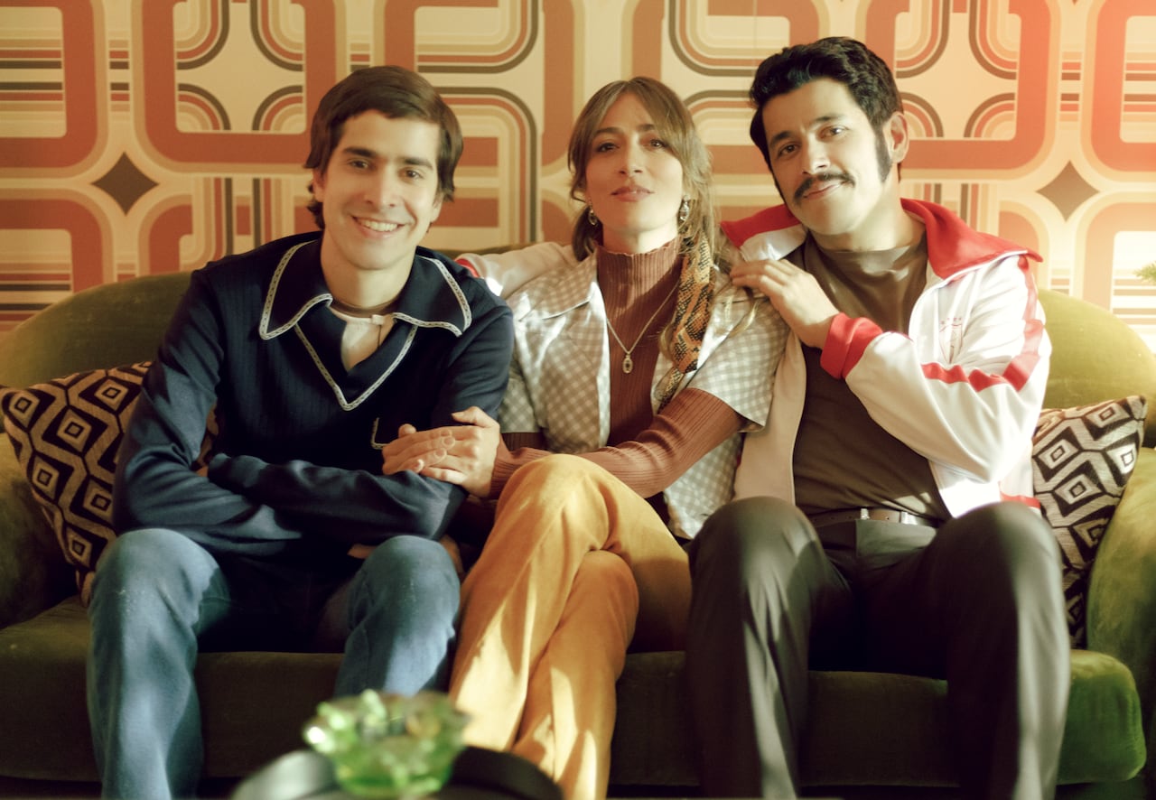 La Primera Vez Temporada 1. (L to R) Emmanuel Restrepo, Veronica Orozco, Santiago Alarcon in La Primera Vez Temporada 1. Cr Mauro Gonzalez/Netflix © 2022