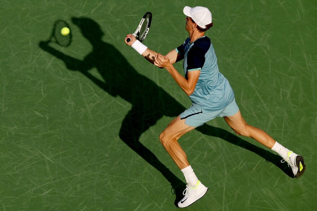 Jannik Sinner, de Italia, devuelve un tiro a Frances Tiafoe, de Estados Unidos, durante la final masculina del Abierto de Cincinnati en el Lindner Family Tennis Center el 19 de agosto de 2024 en Mason, Ohio (Foto de MATTHEW STOCKMAN / GETTY IMAGES NORTEAMÉRICA / Getty Images vía AFP)