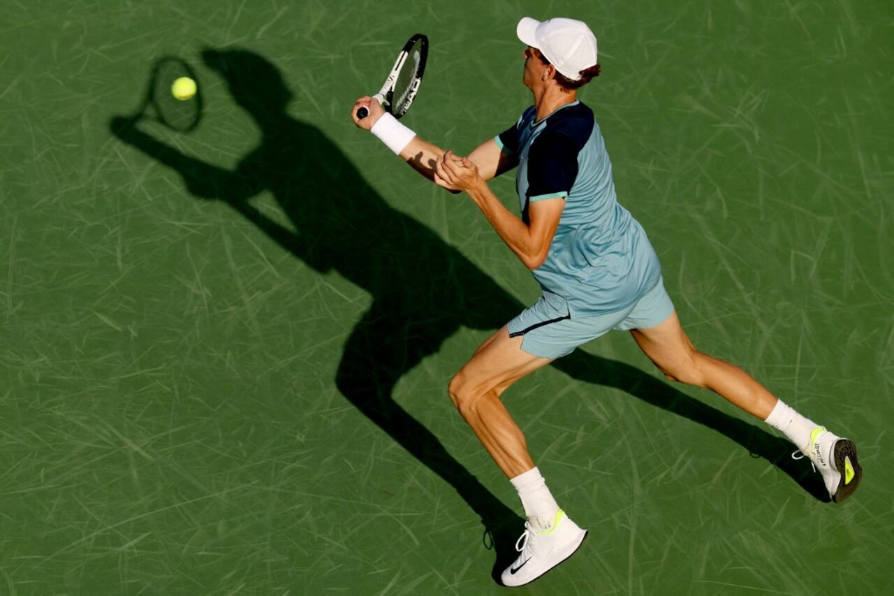 Jannik Sinner, de Italia, devuelve un tiro a Frances Tiafoe, de Estados Unidos, durante la final masculina del Abierto de Cincinnati en el Lindner Family Tennis Center el 19 de agosto de 2024 en Mason, Ohio (Foto de MATTHEW STOCKMAN / GETTY IMAGES NORTEAMÉRICA / Getty Images vía AFP)
