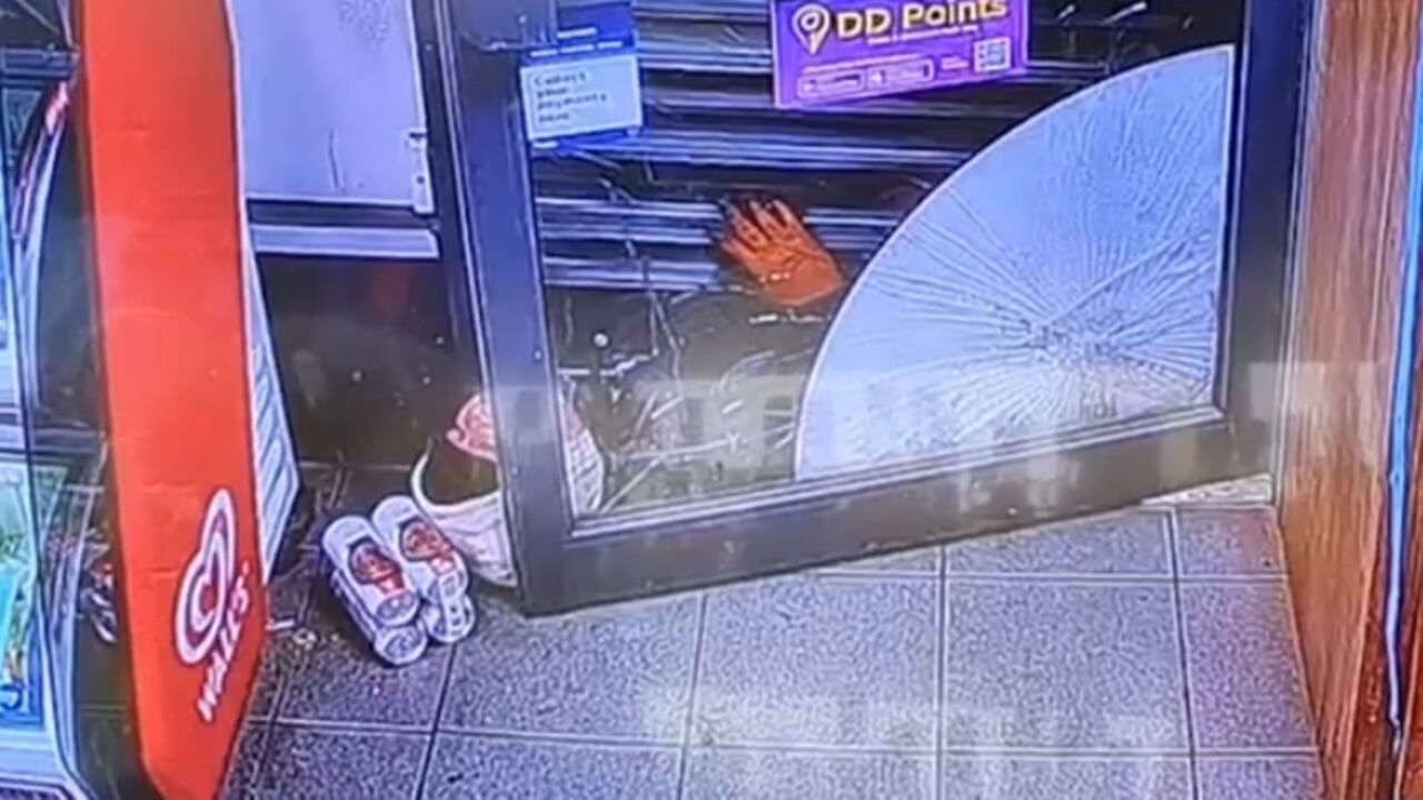 Un ladrón quedó atrapado en la reja metálica de una tienda luego de que el empleado de la misma en una acción rápida intentó evitar que se consumara un robo a mano armada.