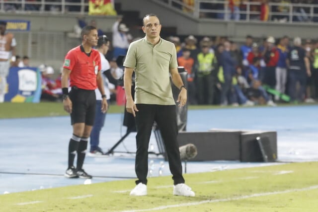 Alejandro Restrepo dirigiendo al Deportivo Pereira en la final de la Liga BetPlay 2022-ll ante Medellín.
