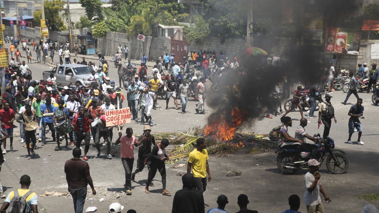 La capital haitiana ha registrado su cuarto día consecutivo de violencia. Desde el martes, manifestantes han atacado negocios y edificios de instituciones públicas.