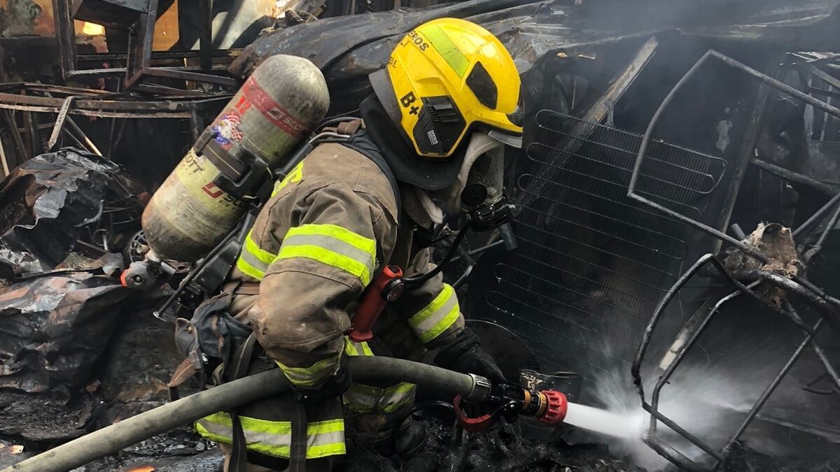 Voraz incendio consumió local de maniquíes en el centro de Cali.