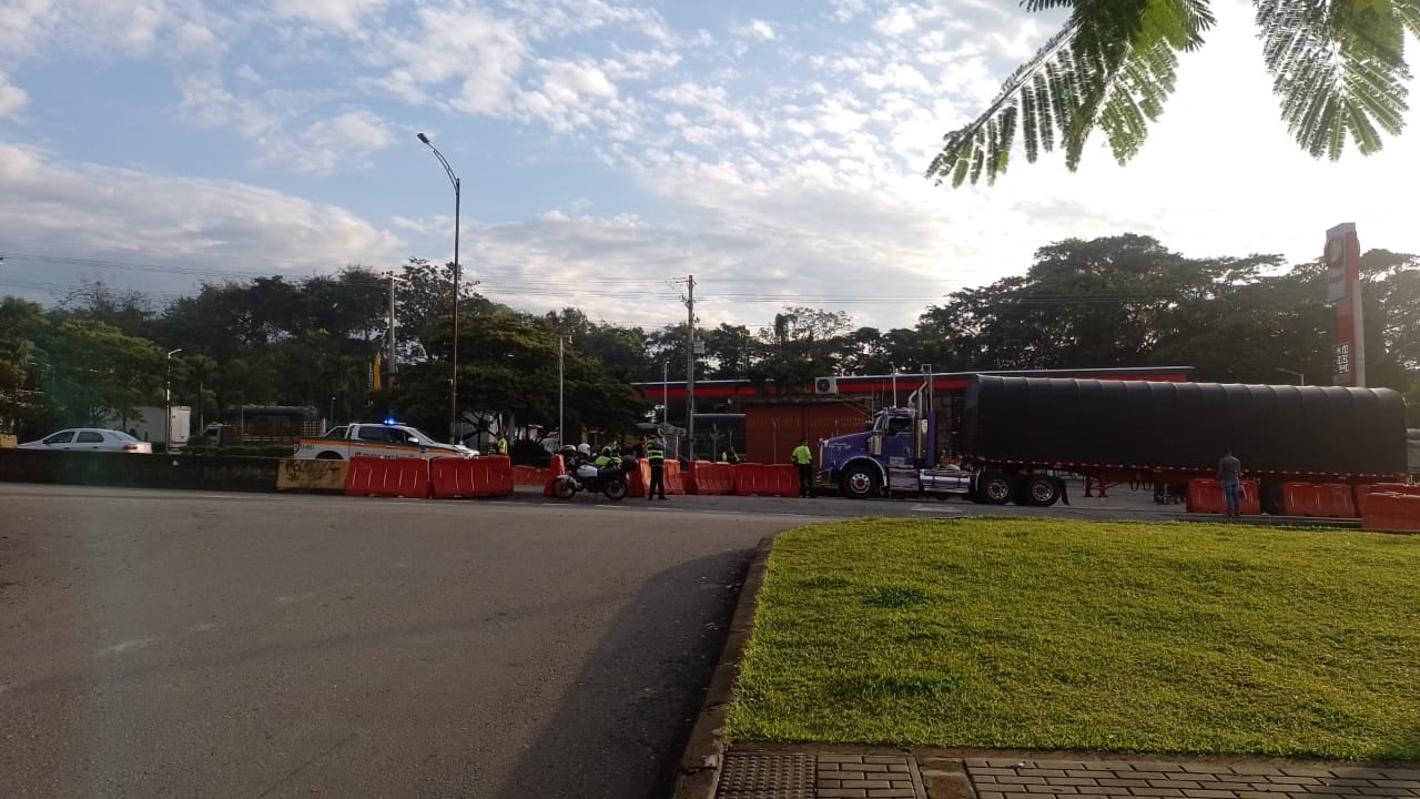 Autoridades inspeccionan el sector para conocer condiciones de seguridad y poder así, dar inicio a la limpieza de la vía al Llano.