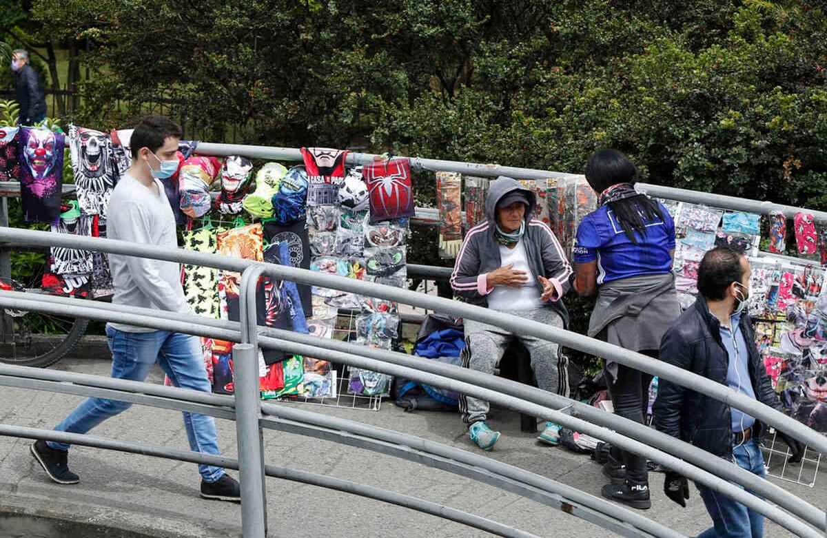 Ciudadanos pasando por el puente peatonal Subazar, ubicado en Bogotá.