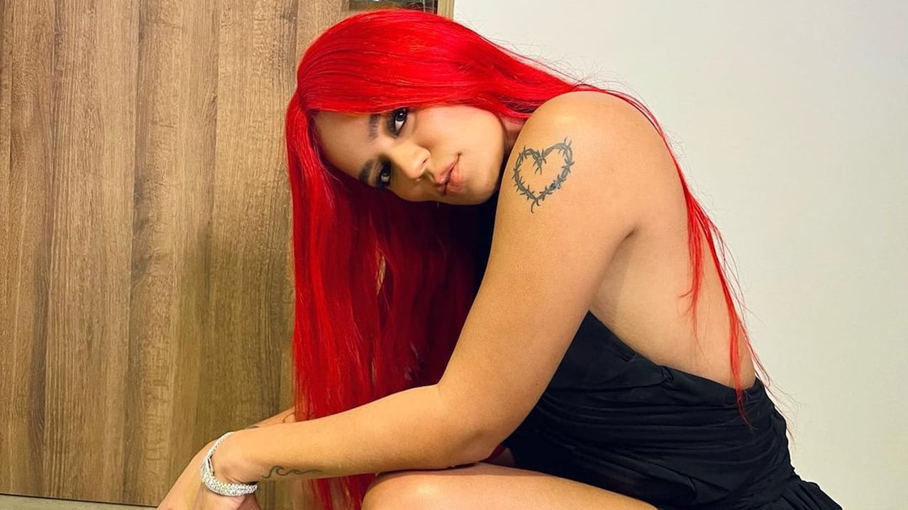 Diferentes colores de pelo y un clóset en constante exploración, así es la evolución de estilo de la paisa. Foto: Instagram @karolg.