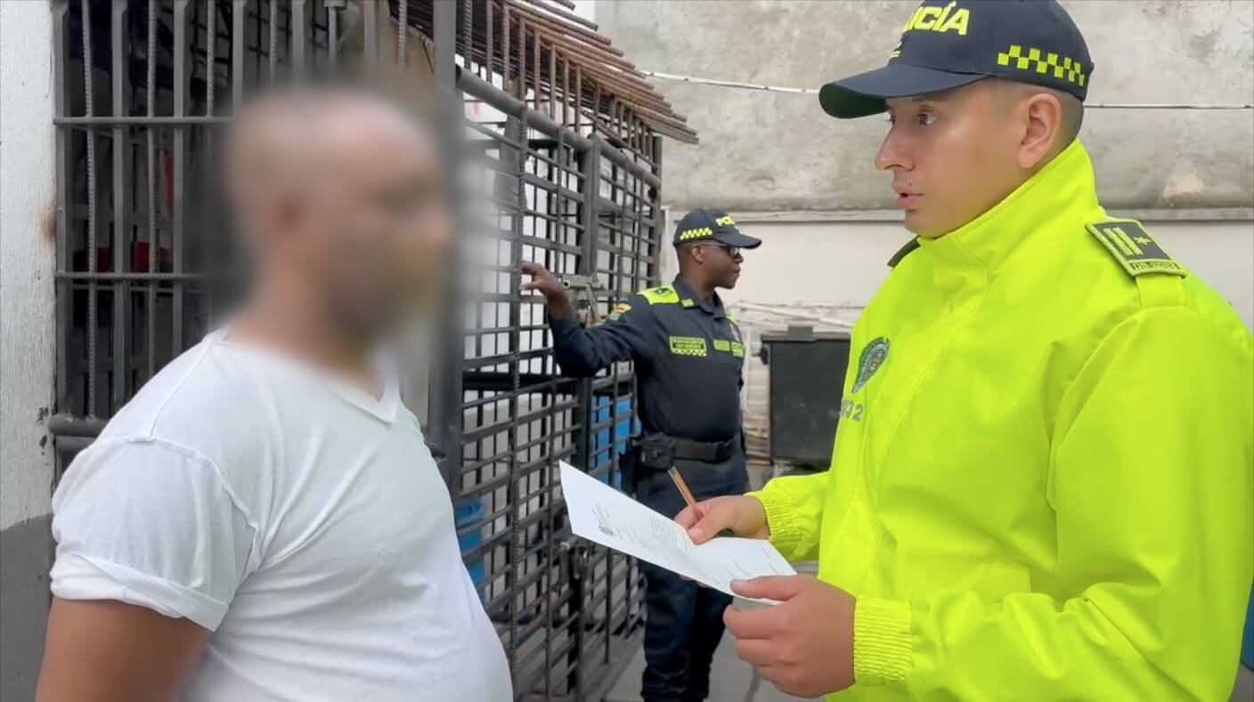 Policía durante proceso de captura de red que falsificaba dólares en Cali.