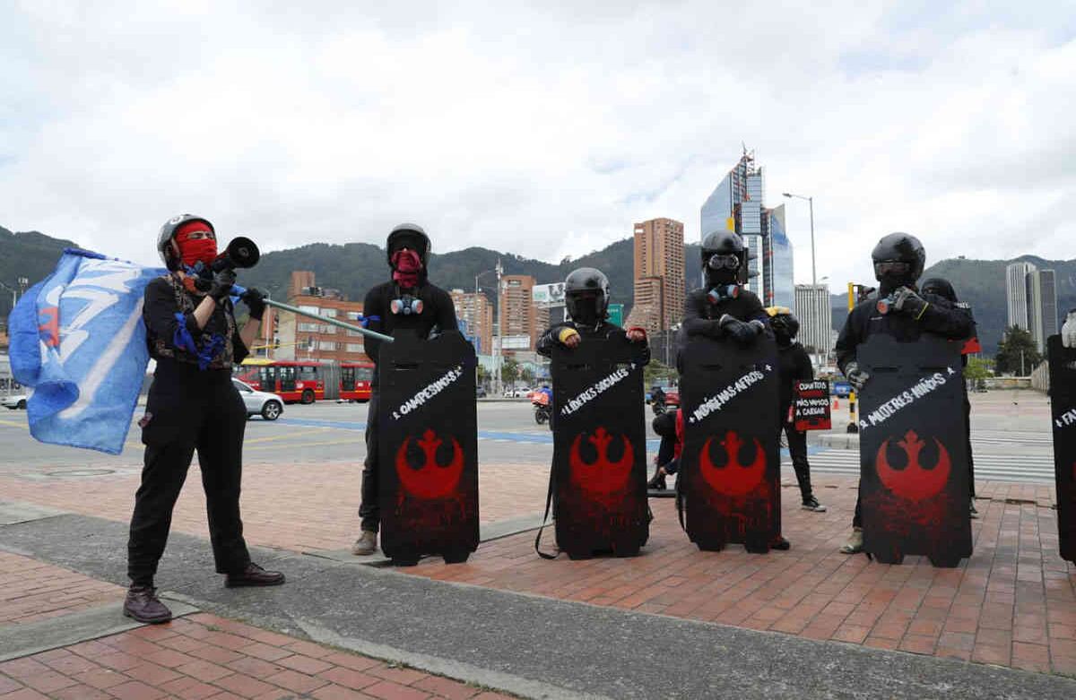 Manifestantes se reúnen a las afueras del Centro de Memoria Paz y Reconciliación, en la ciudad de Bogotá, para protestar contra la violencia y las últimas masacres en las que fueron asesinados varios jóvenes. Foto Guillermo Torres / Semana