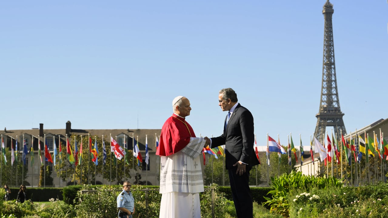 El Papa León XIV visita la sede de la UNESCO durante su viaje apostólico a Francia; es recibido por el Director General de la UNESCO, Khaled El-Enany, en la sede de la organización en París (Francia) el 25 de septiembre de 2026. Fotografía de POOL / CPP / HANS LUCAS.
Le pape Leon XIV se rend au siege de l UNESCO dans le cadre de son voyage apostolique en France. Il est accueilli par le directeur general de l UNESCO, Khaled El-Enany, au siege de l organisation a Paris, en France, le 25 septembre 2026. Photographie de POOL / CPP / HANS LUCAS. (Photo by Vatican Media / CPP / HANS LUCAS / Hans Lucas via AFP)