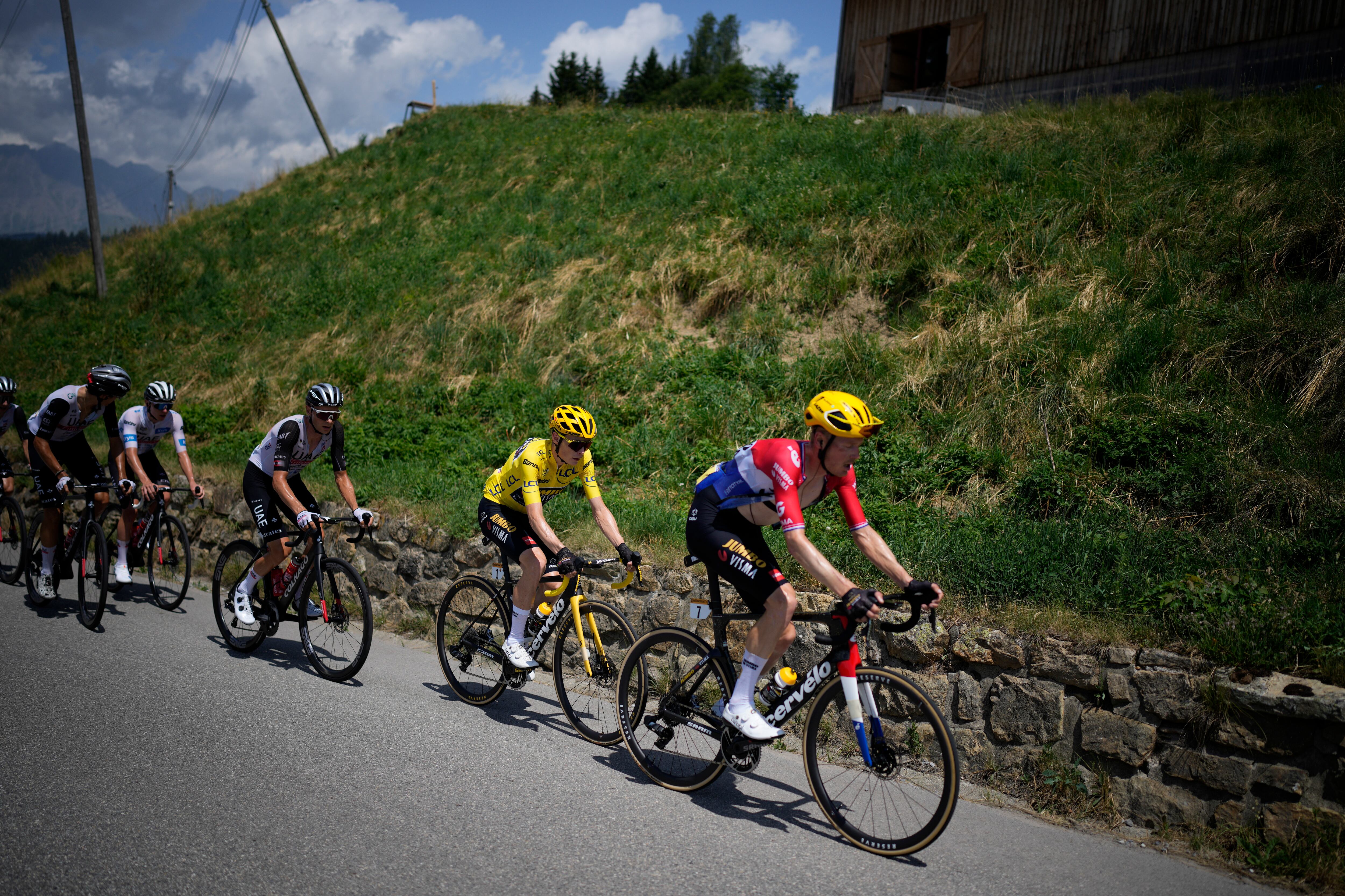 El holandés Dylan van Baarle marca el ritmo de su compañero de equipo, el danés Jonas Vingegaard, con el maillot amarillo de líder general, mientras que el esloveno Tadej Pogacar, con el maillot blanco de mejor ciclista joven, segundo a la izquierda, lo sigue durante la decimoséptima etapa de la carrera ciclista del Tour de Francia de más de 166 kilómetros (103 millas) con inicio en Saint-Gervais Mont-Blanc y final en Courchevel, Francia, el miércoles 19 de julio de 2023. (Foto AP/ daniel cole)