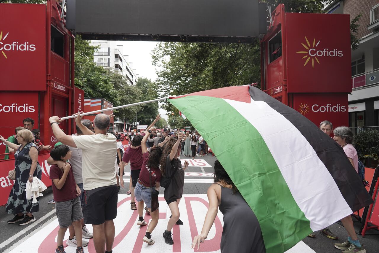 BILBAO, SPAIN - SEPTEMBER 03: People hold Palestinian flags as the latest stage of Spain's La Vuelta cycling race was stopped just 3 kilometers (1.86 miles) short of the finish line due to Israel-related protests, on Bilbao, Spain on September 03, 2025. The three-week race, held from Aug. 23 to Sept. 14, has been marked by almost daily anti-Israel demonstrations since Aug. 27, when it entered Spain from Italy and France. After entering Spain, La Vuelta faced demonstrations against Israel, which prevented the race from being completed under normal conditions.The protesters specifically targeted the Israeli team, Israel-Premier Tech, owned by Sylvan Adams, a known friend of Israeli Prime Minister Benjamin Netanyahu, calling for its removal from the race. (Photo by Aretx Mendieta/Anadolu via Getty Images)