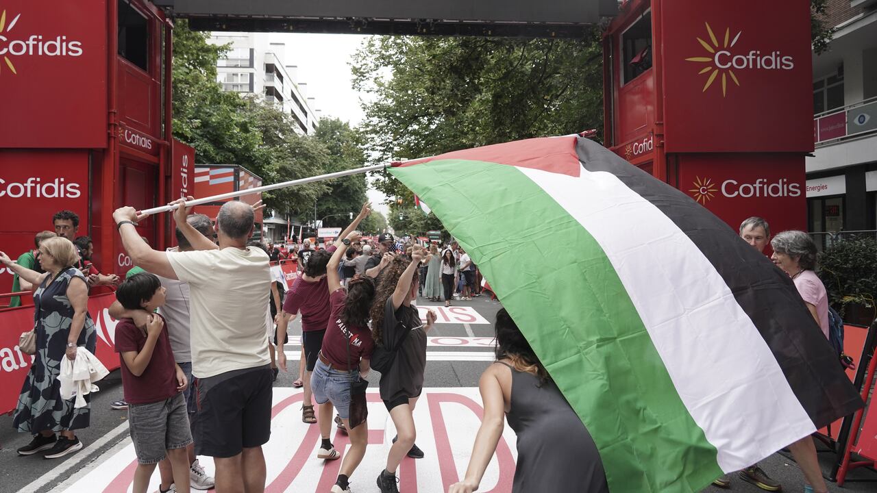BILBAO, SPAIN - SEPTEMBER 03: People hold Palestinian flags as the latest stage of Spain's La Vuelta cycling race was stopped just 3 kilometers (1.86 miles) short of the finish line due to Israel-related protests, on Bilbao, Spain on September 03, 2025. The three-week race, held from Aug. 23 to Sept. 14, has been marked by almost daily anti-Israel demonstrations since Aug. 27, when it entered Spain from Italy and France. After entering Spain, La Vuelta faced demonstrations against Israel, which prevented the race from being completed under normal conditions.The protesters specifically targeted the Israeli team, Israel-Premier Tech, owned by Sylvan Adams, a known friend of Israeli Prime Minister Benjamin Netanyahu, calling for its removal from the race. (Photo by Aretx Mendieta/Anadolu via Getty Images)