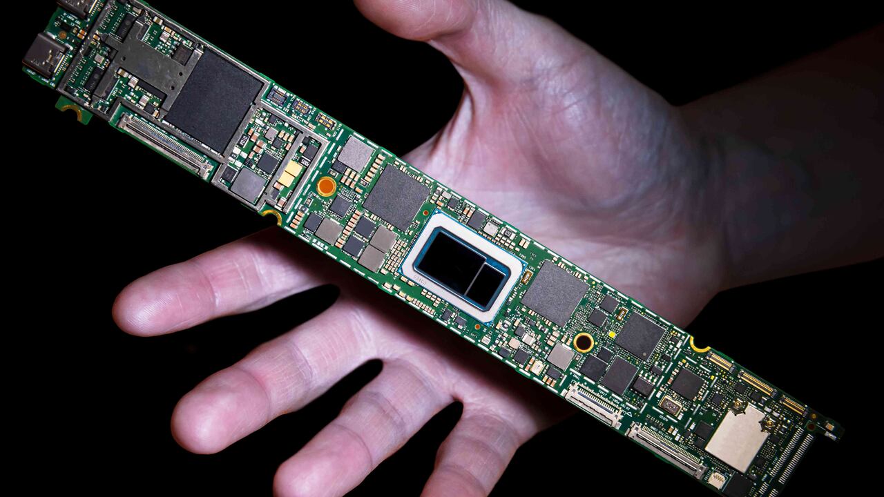 Los procesadores móviles Intel Core de 11 generación, basados en el proceso SuperFin de 10 nm de esa compañía, presentan la nueva arquitectura Willow Cove, que incluye nuevas capacidades y optimización de CPU y GPU, mayor aceleración de IA, la conectividad más rápida y más, según ha dicho la empresa.