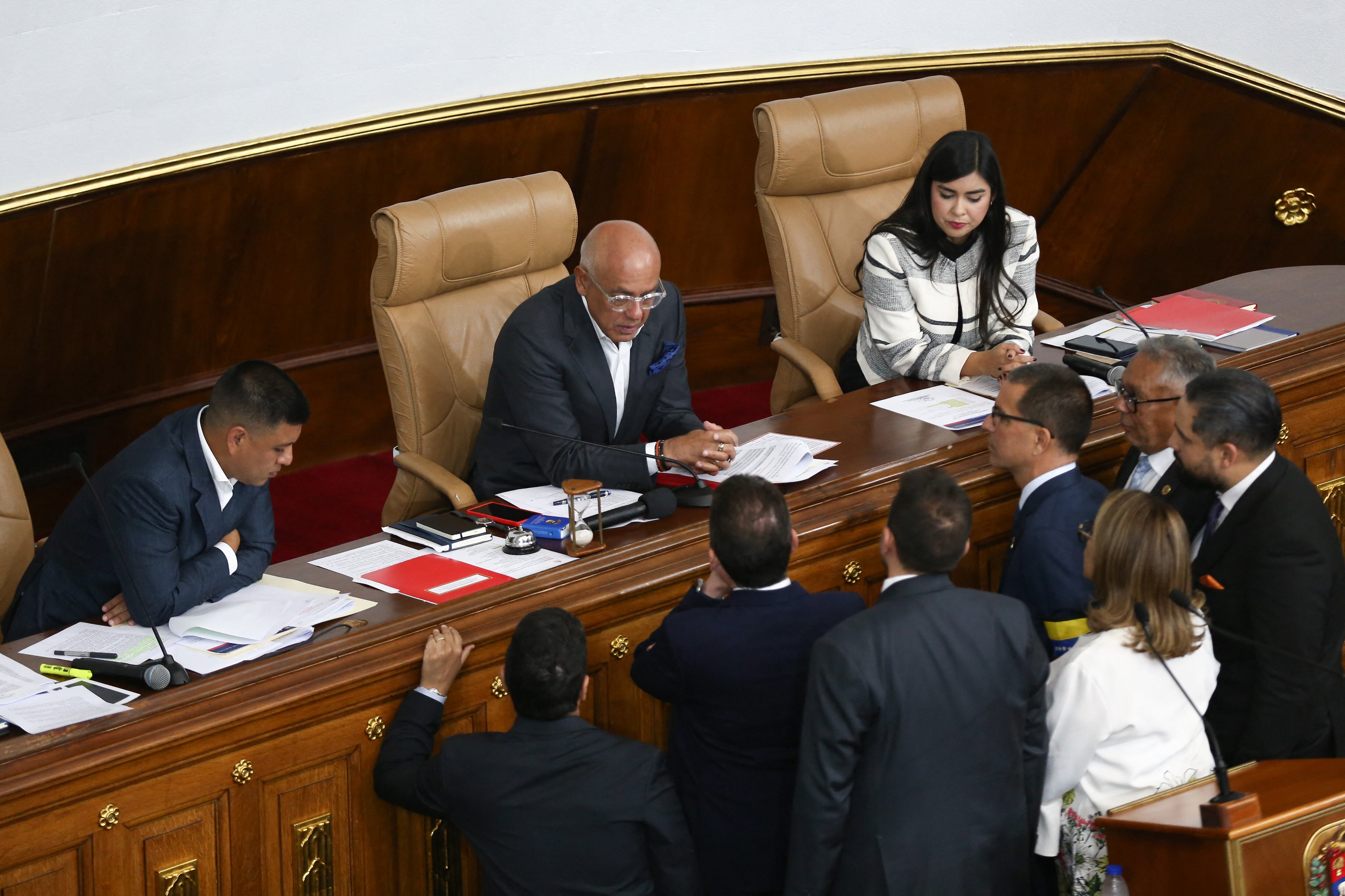 Diputados del PSUV conversan con el presidente de la Asamblea Nacional, Jorge Rodríguez, durante la aprobación de la Ley de Amnistía General en primera lectura por la Asamblea Nacional, en Caracas, Venezuela, el 5 de febrero de 2026. Julio Urribarri / Anadolu (Foto de Julio Urribarri / Anadolu vía AFP)
