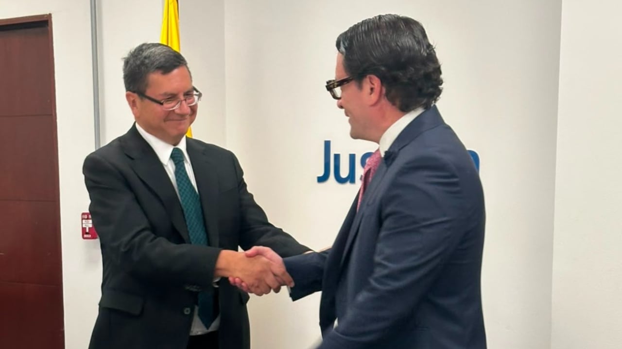 El nuevo director de la Agencia Nacional de Defensa Jurídica del Estado, Germán Calderón España, y el ministro de Justicia, Iván Cancino.