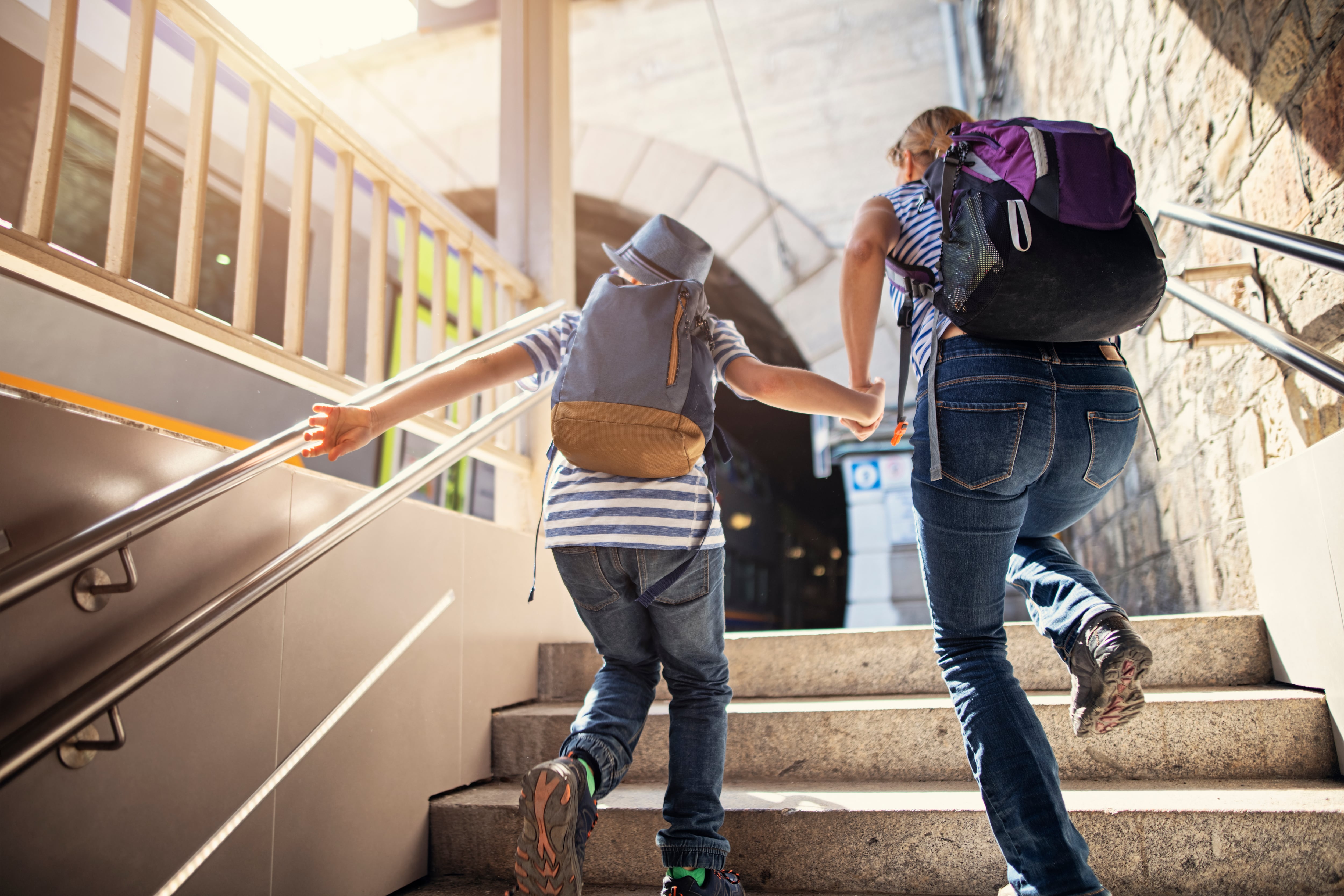 Mochila, maleta, correr, madre e hijo, turistas.