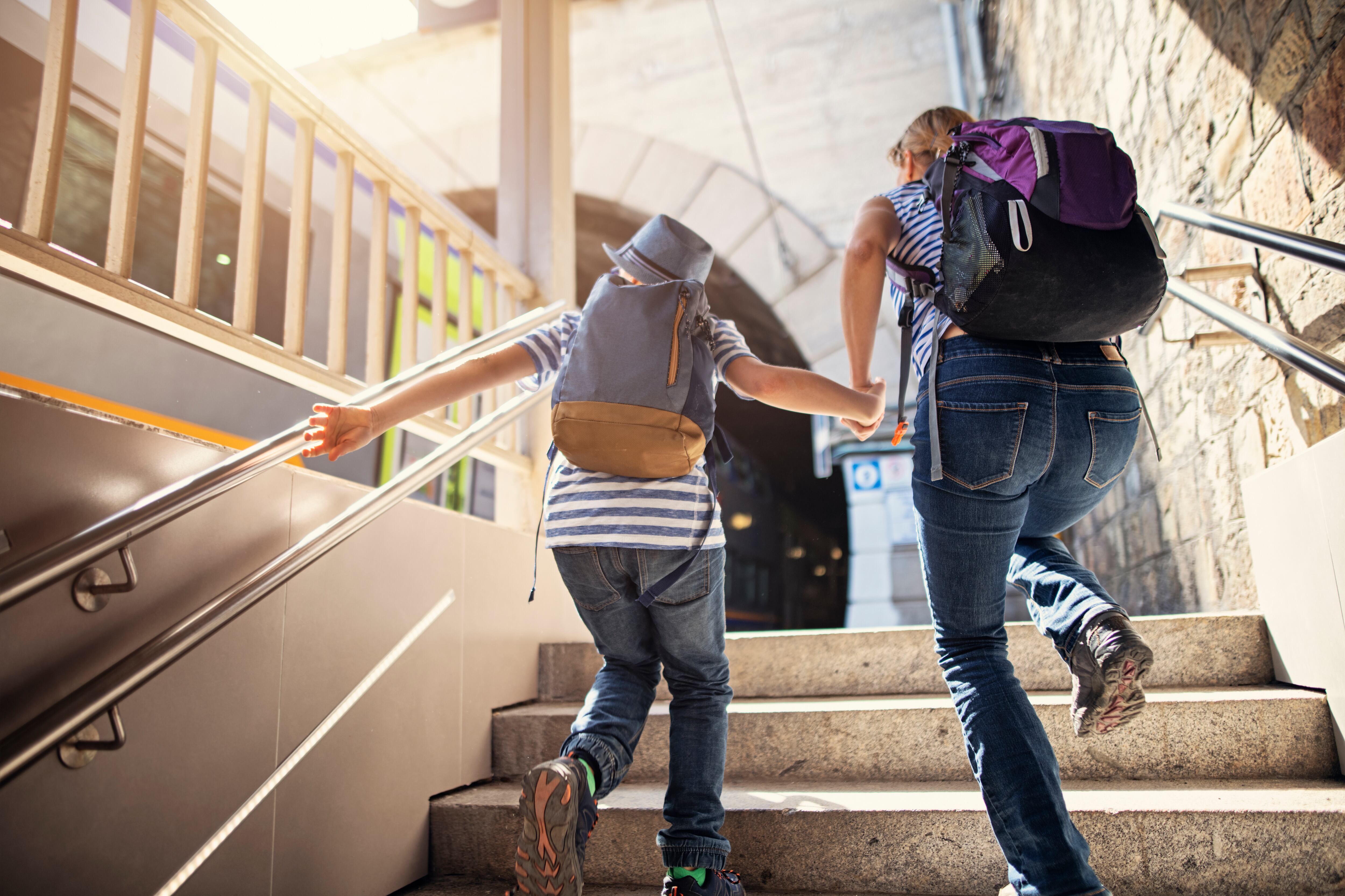 Mochila, maleta, correr, madre e hijo, turistas.